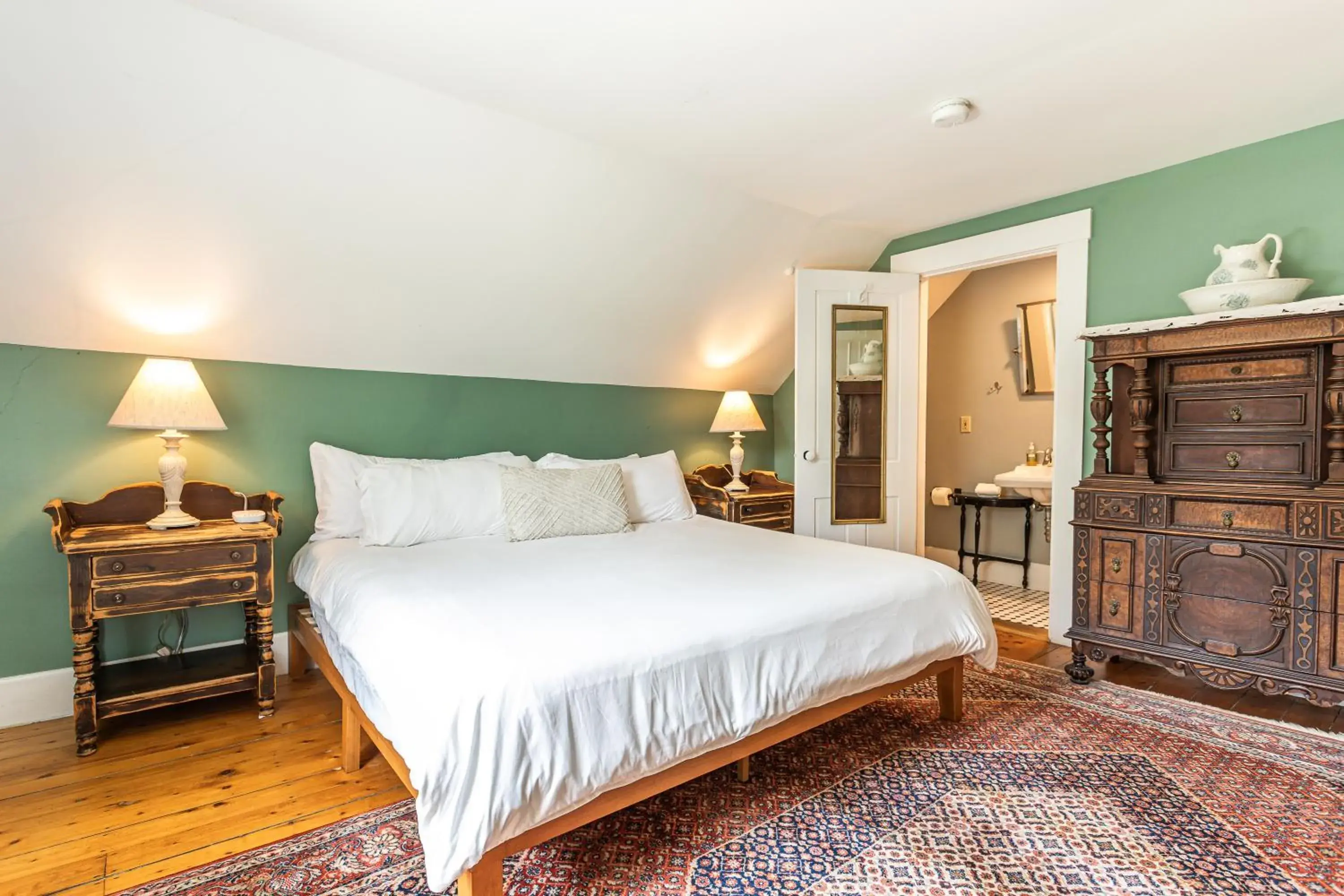 King Room with Mountain View - single occupancy in Woodbridge Inn Bed & Breakfast King Room with Mountain View - single occupancy in Woodbridge Inn Bed & Breakfast