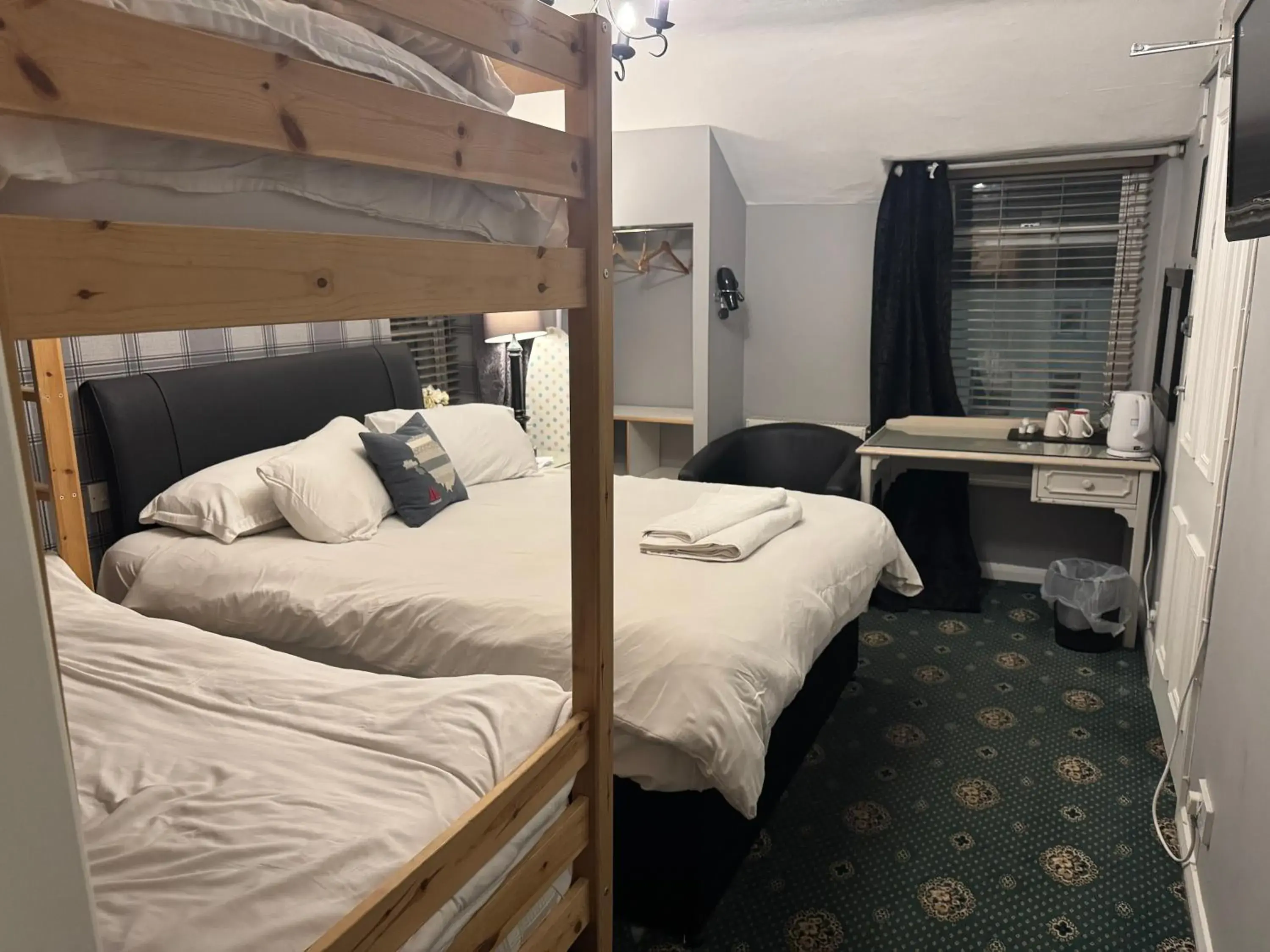 Standard Quadruple Room in Holland Hotel Standard Quadruple Room in Holland Hotel