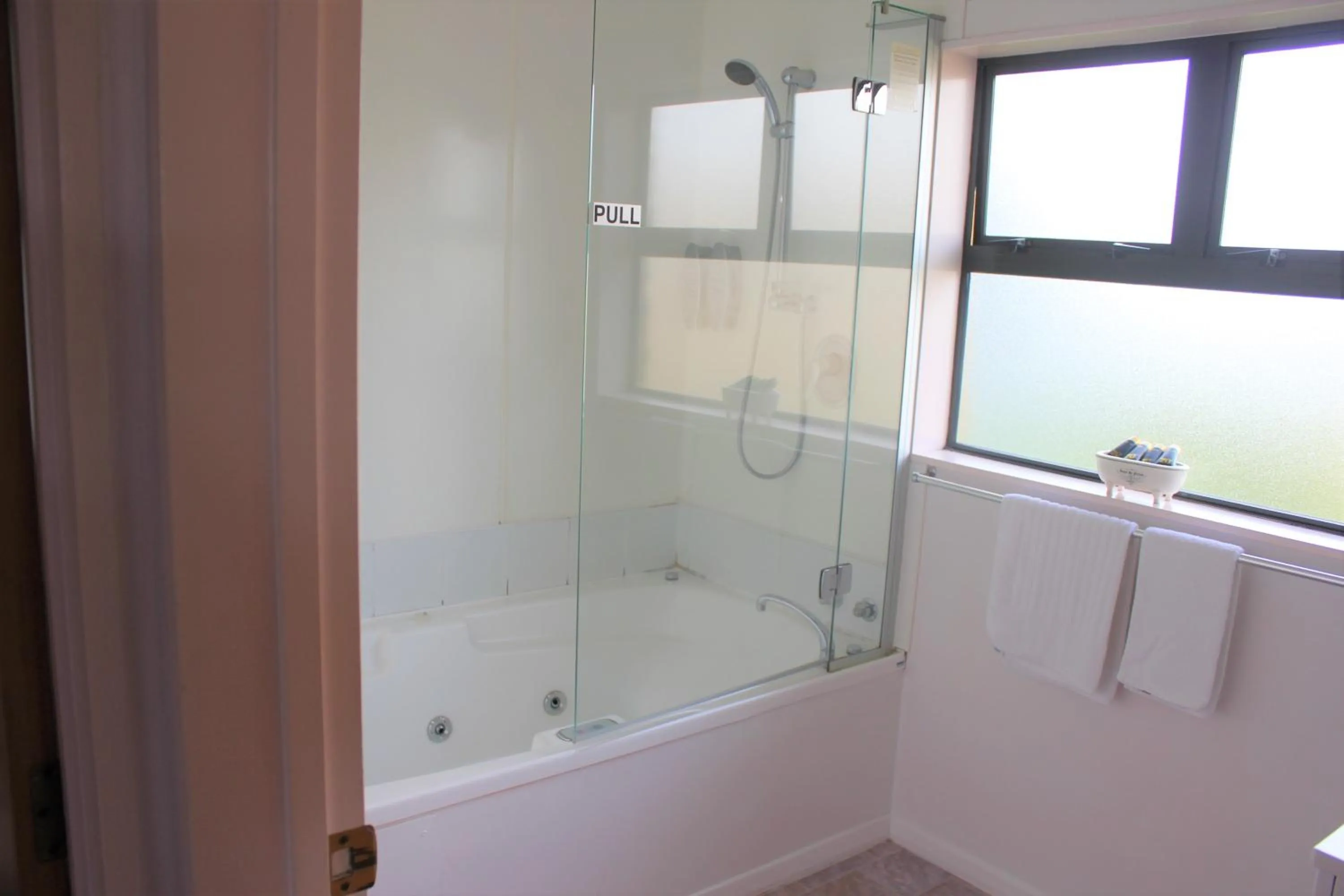 Bathroom in Kiwi Court Motel