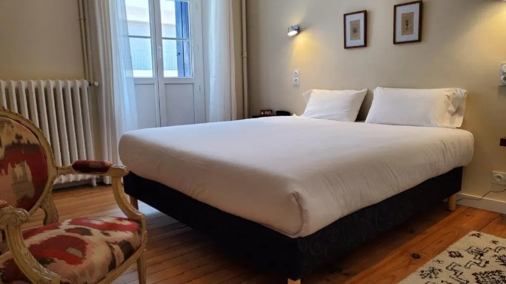 Bed in Grand Hôtel de la Poste