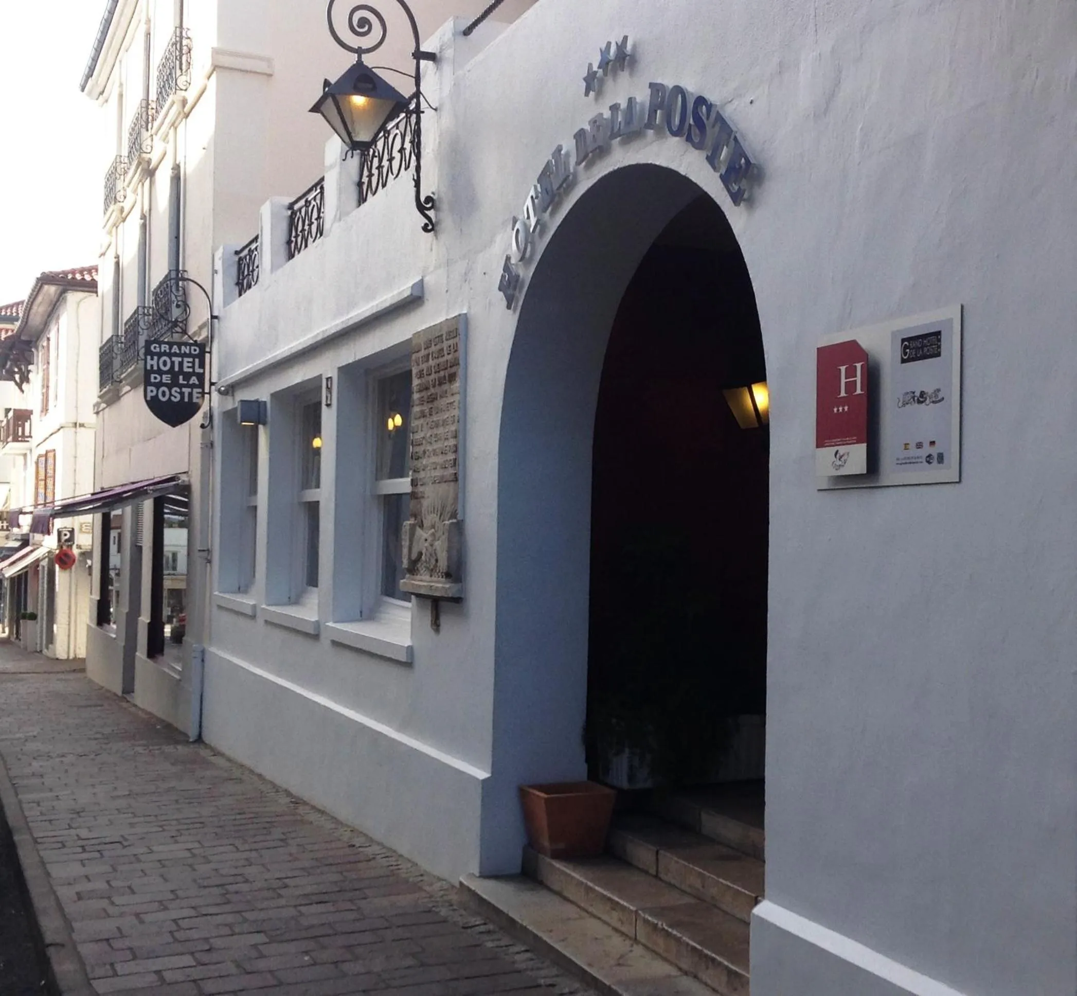 Facade/entrance in Grand Hôtel de la Poste