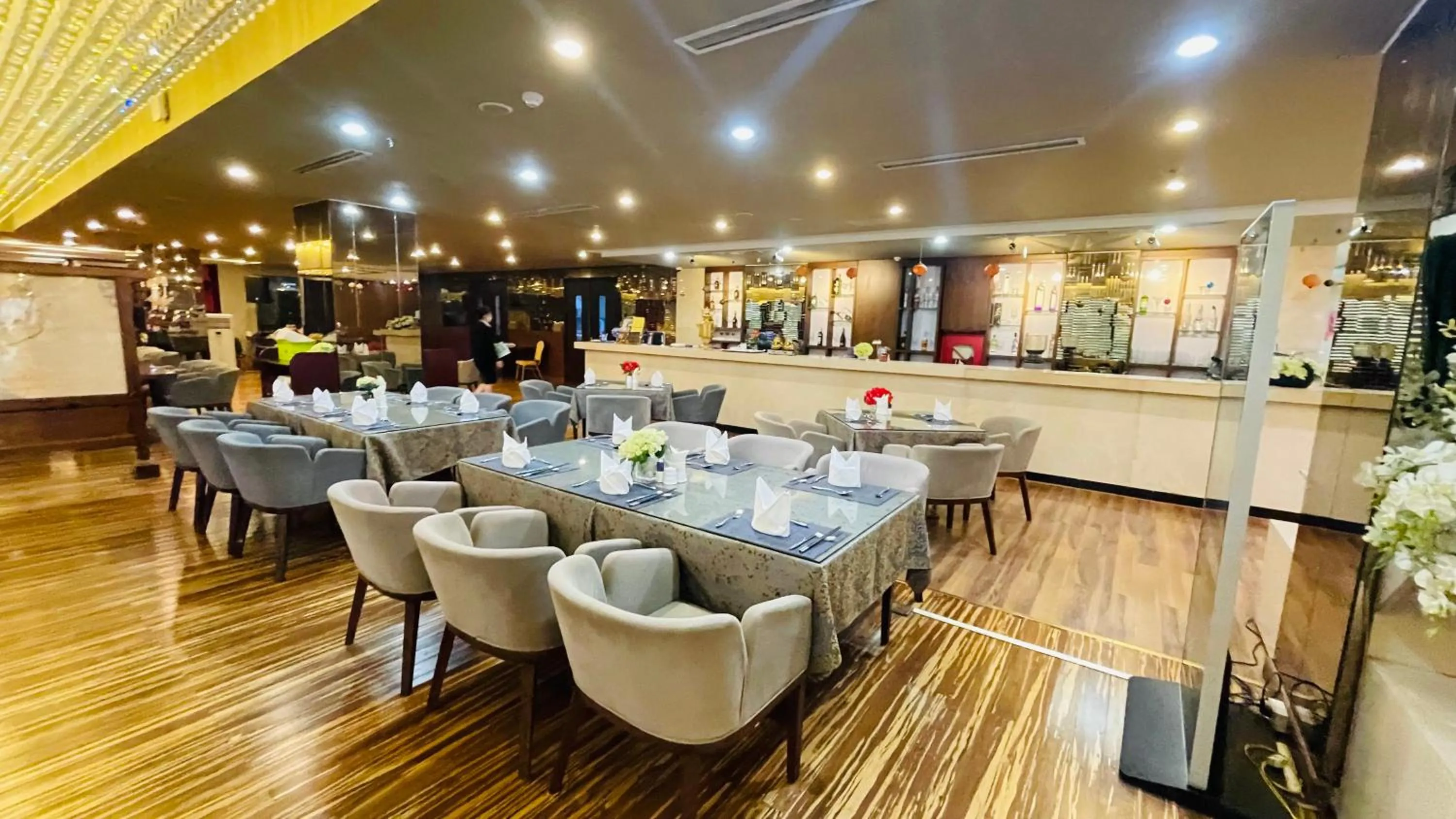 Restaurant/places to eat in Le Indochina Hotel