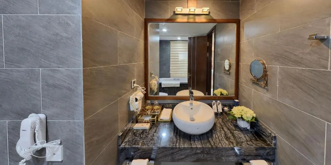 Shower in Le Indochina Hotel