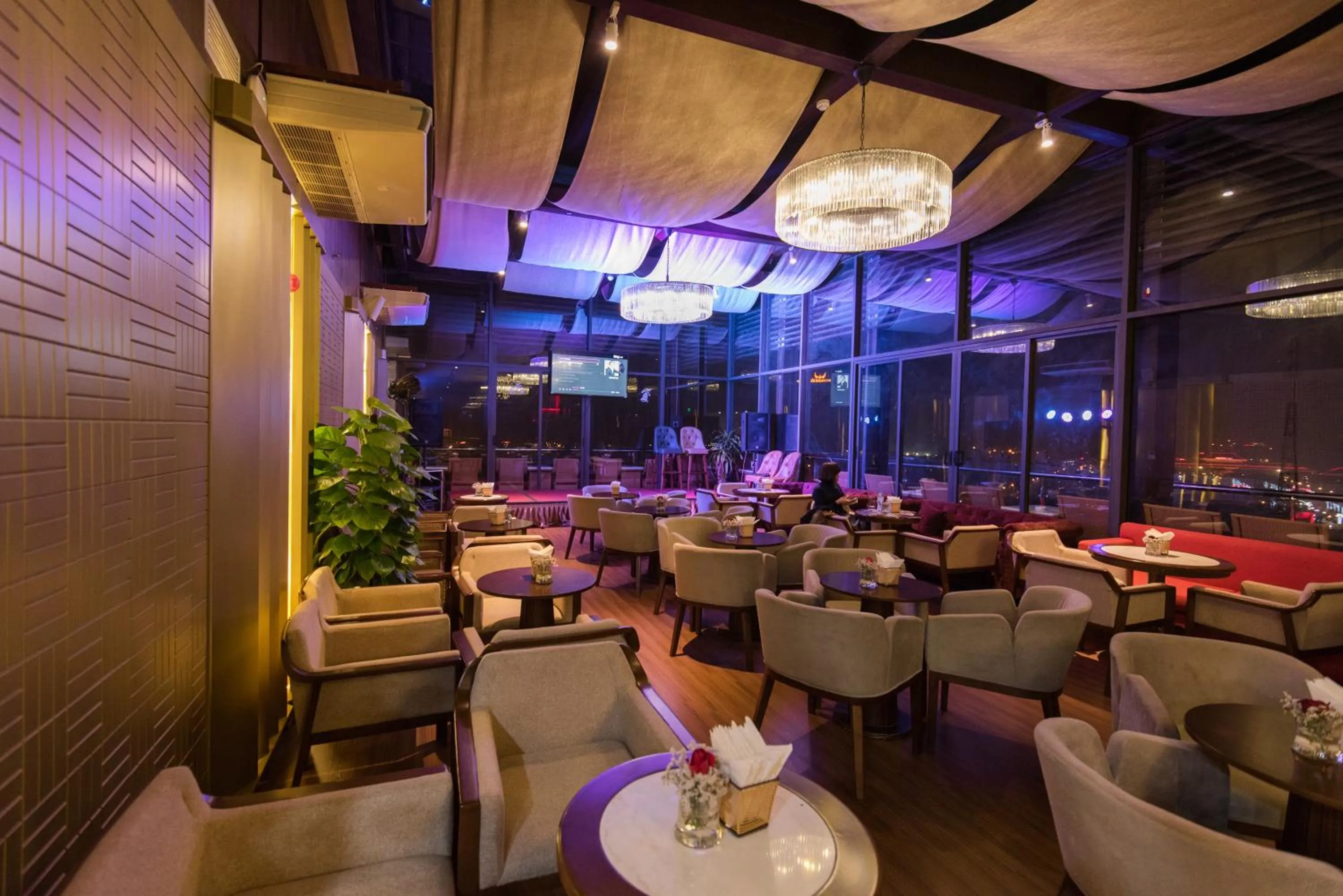 Restaurant/places to eat in Le Indochina Hotel