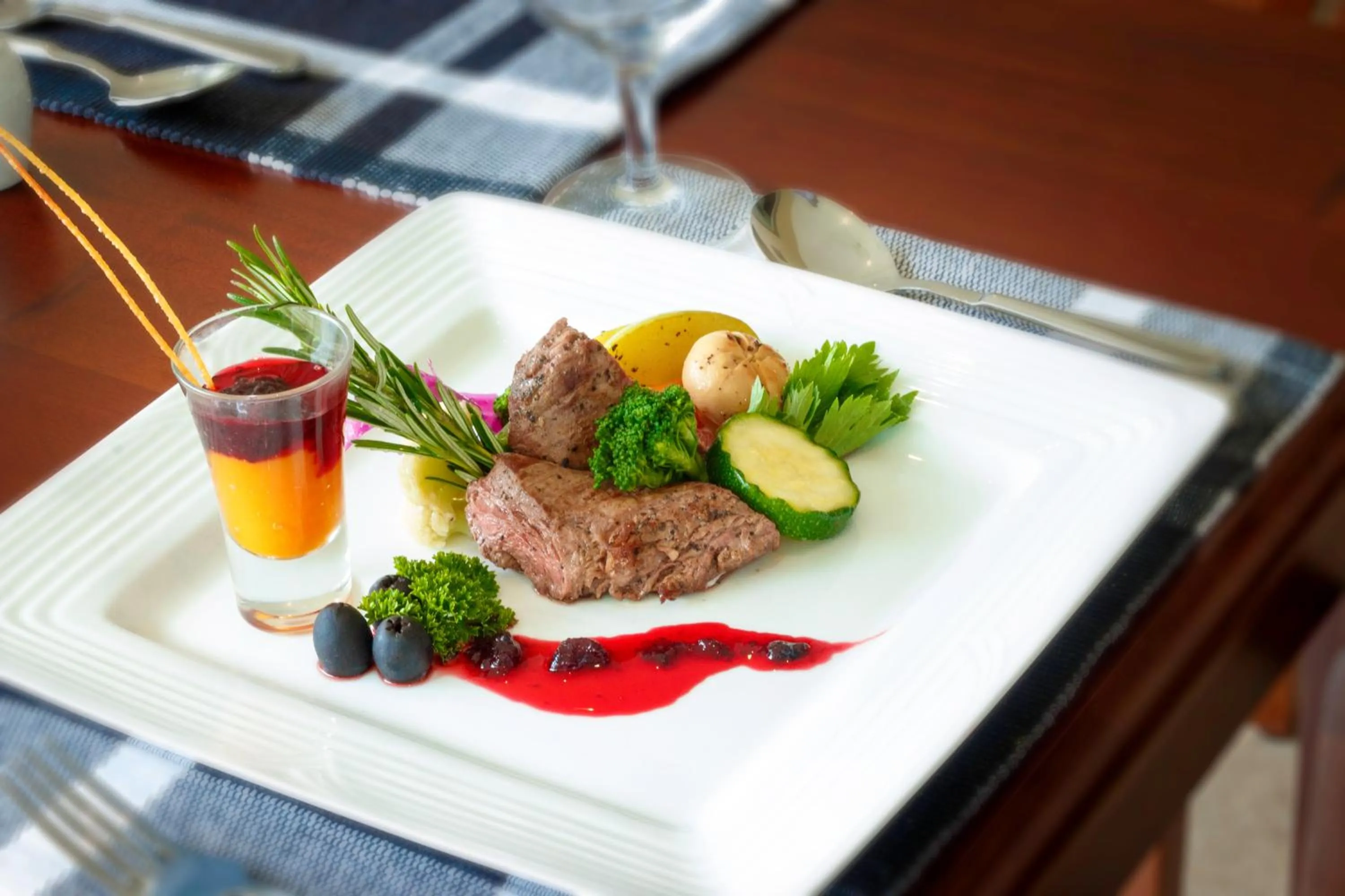 Food and drinks in Kings Pavilion Luxury Hotel