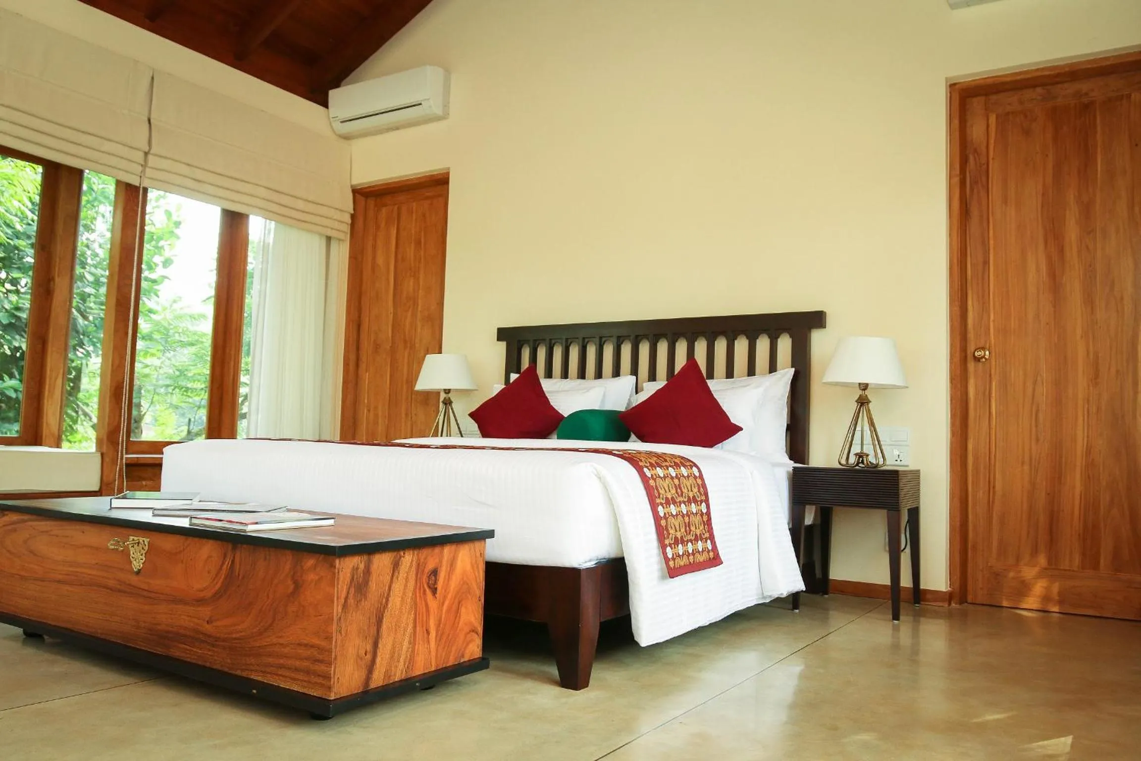 Bed in Kings Pavilion Luxury Hotel