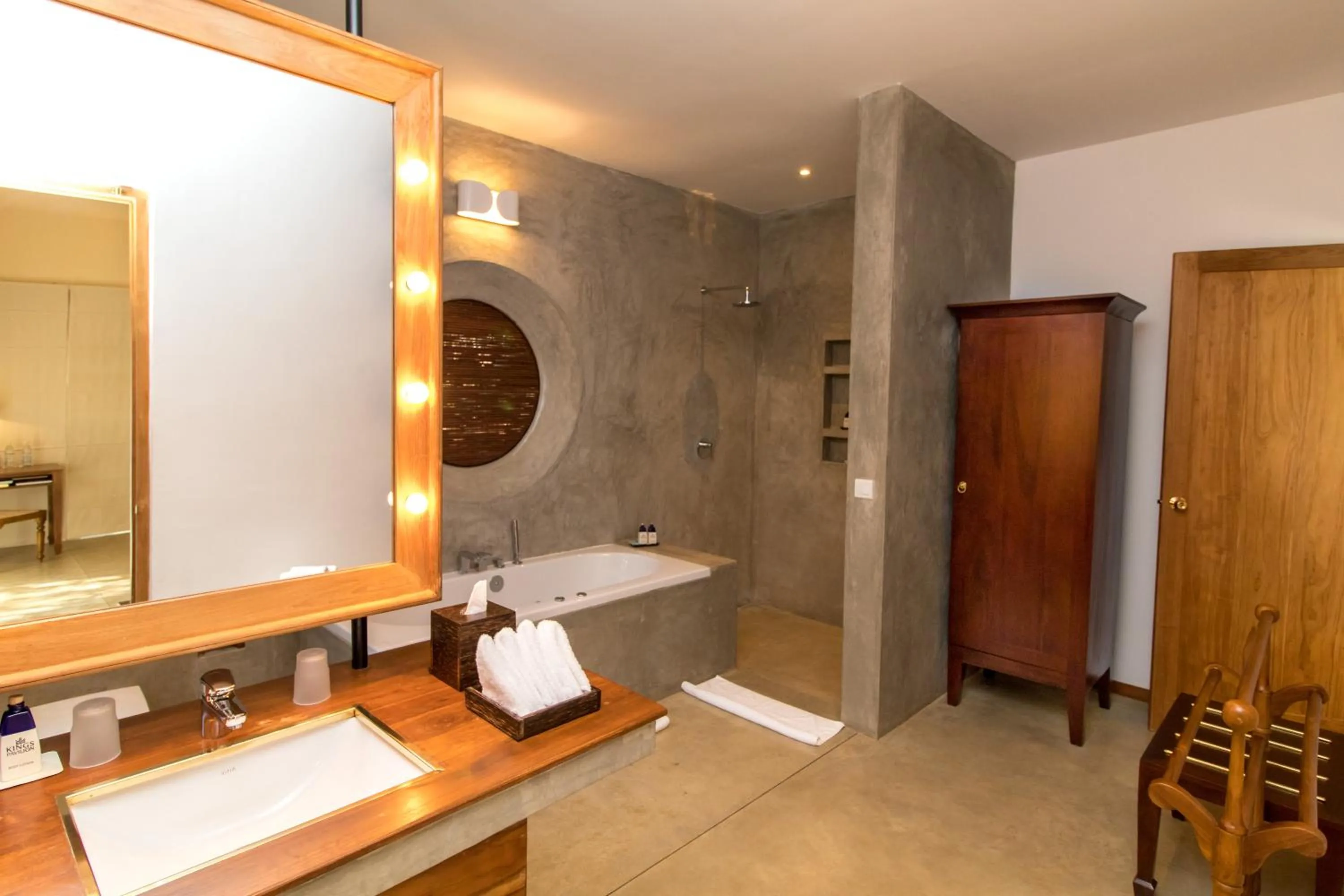 Shower in Kings Pavilion Luxury Hotel