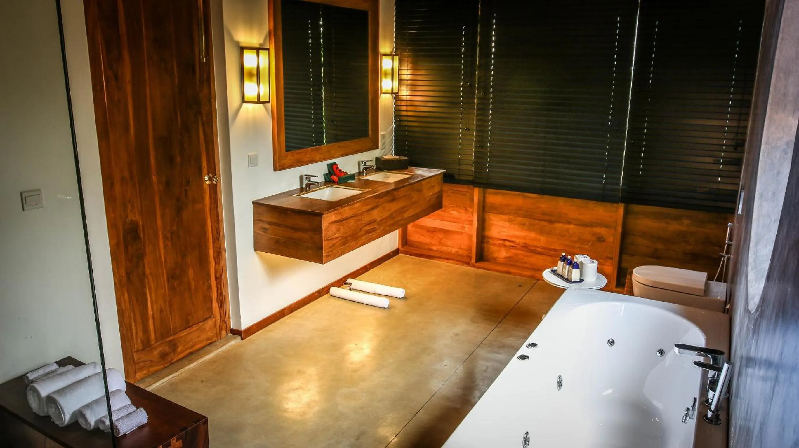 Shower in Kings Pavilion Luxury Hotel