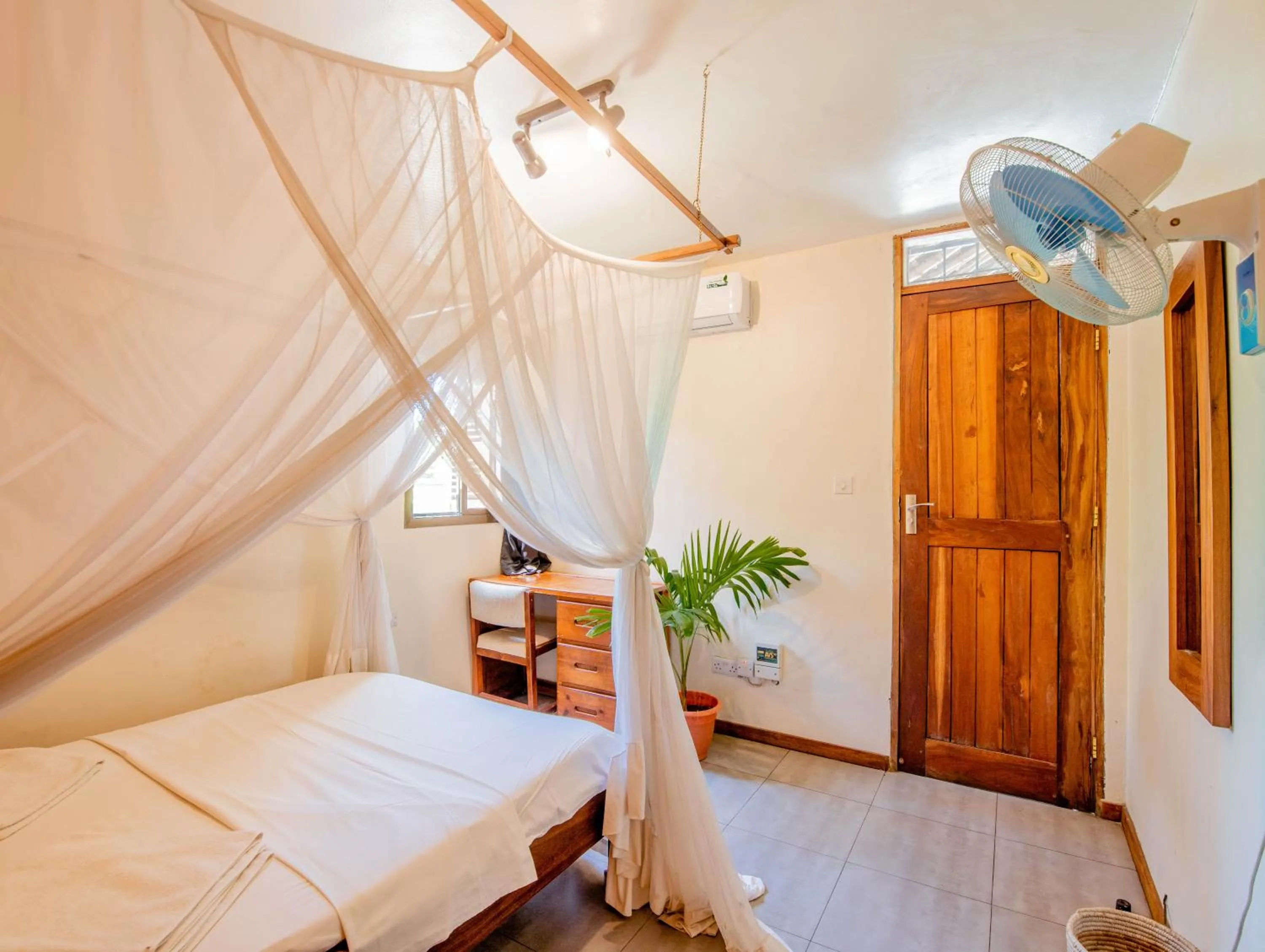 Bedroom, Bed in The Slow Leopard