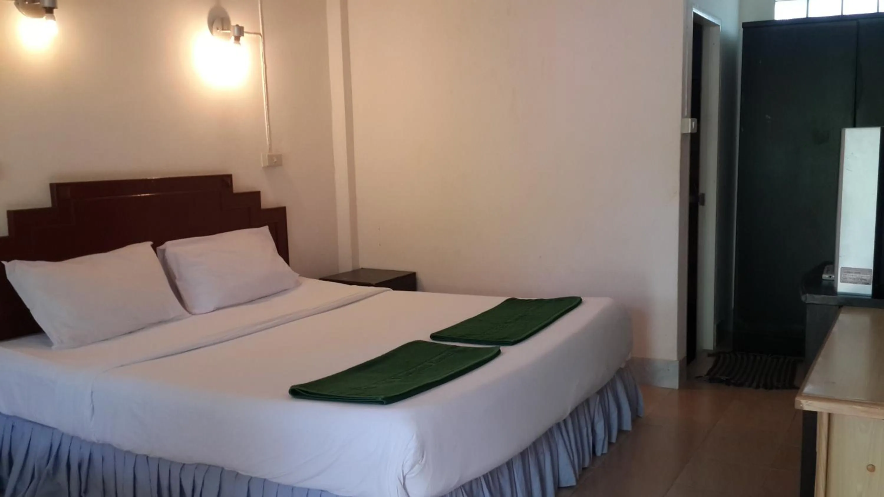 Photo of the whole room, Bed in Phi Phi View Point Resort