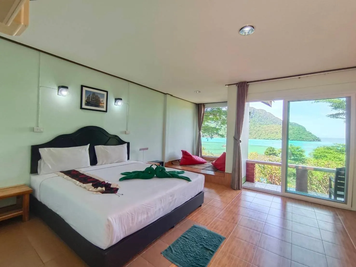 Bed in Phi Phi View Point Resort