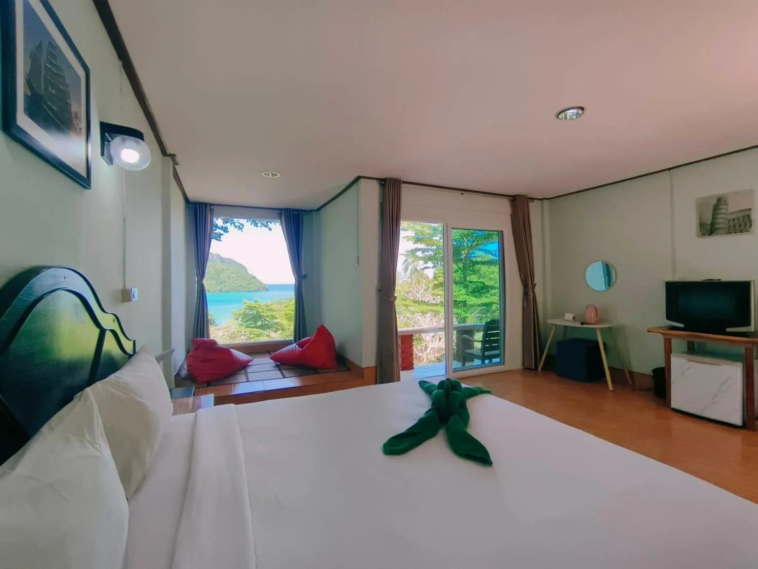 Bed in Phi Phi View Point Resort