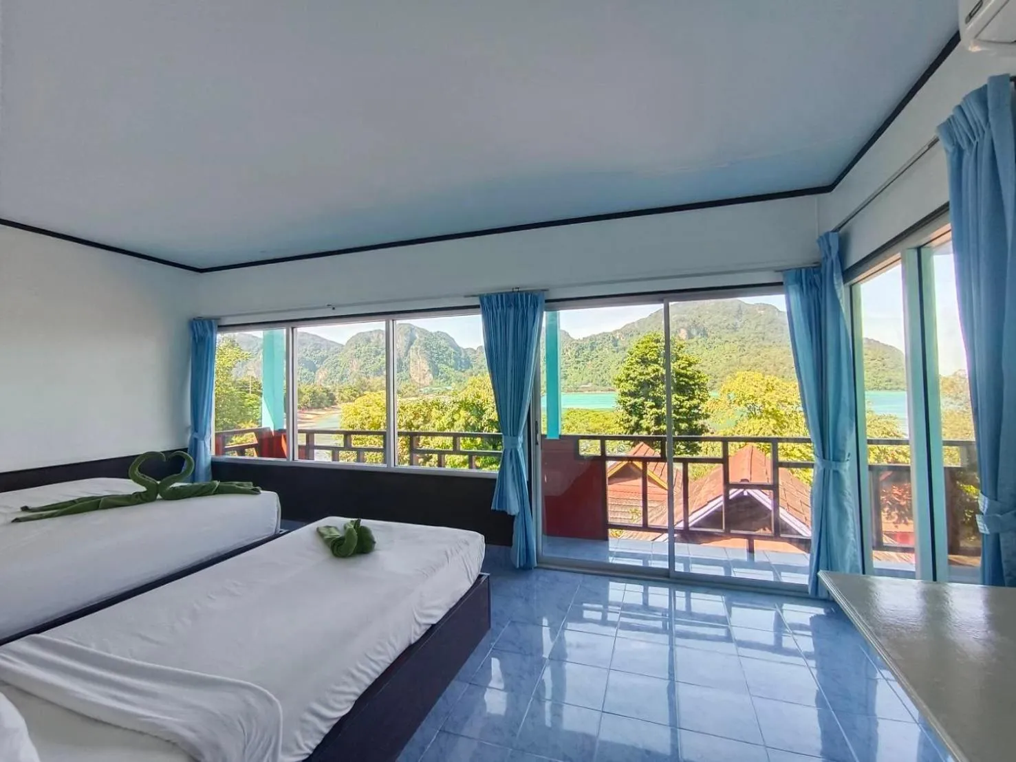 Bed in Phi Phi View Point Resort