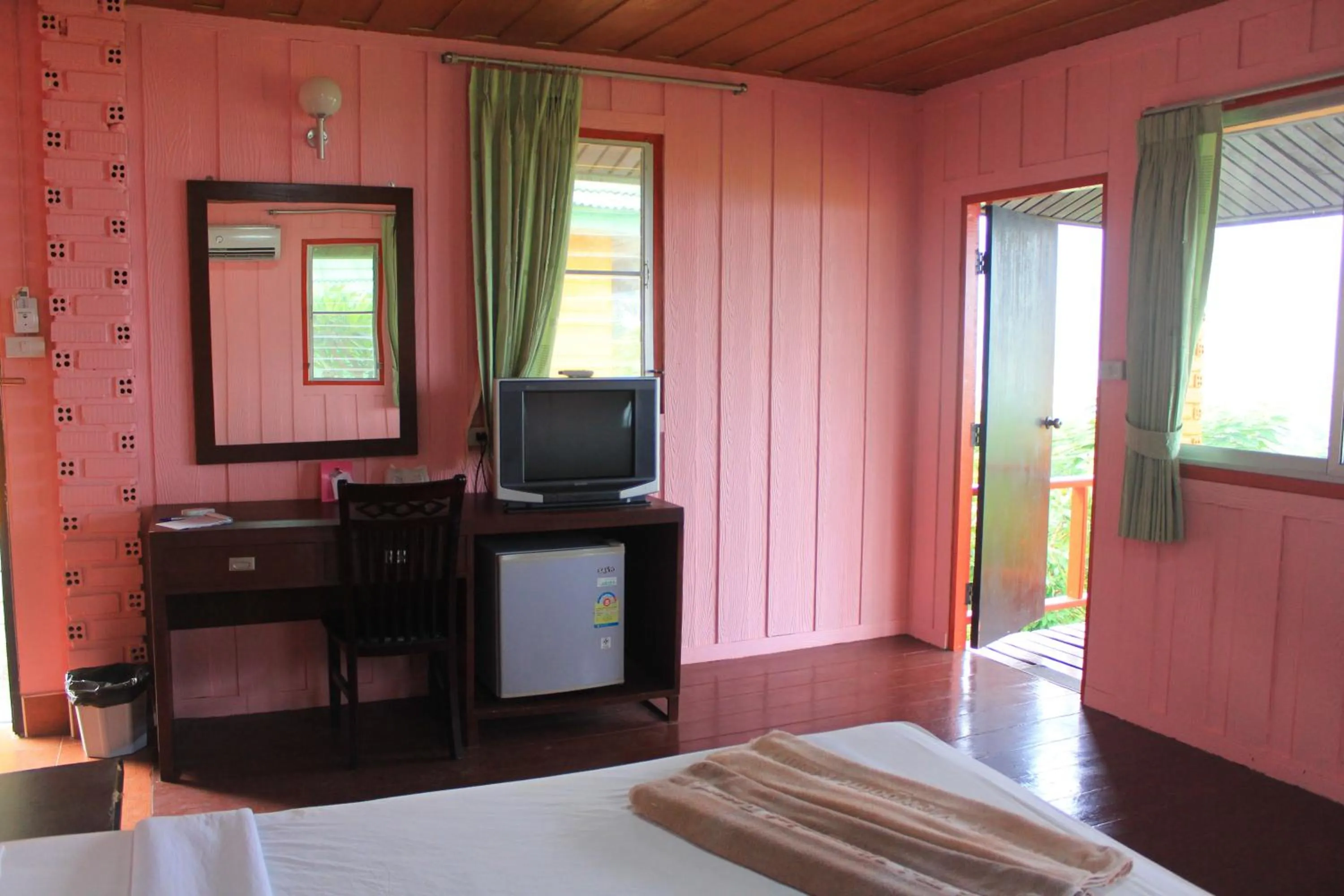Bedroom, Bed in Phi Phi View Point Resort
