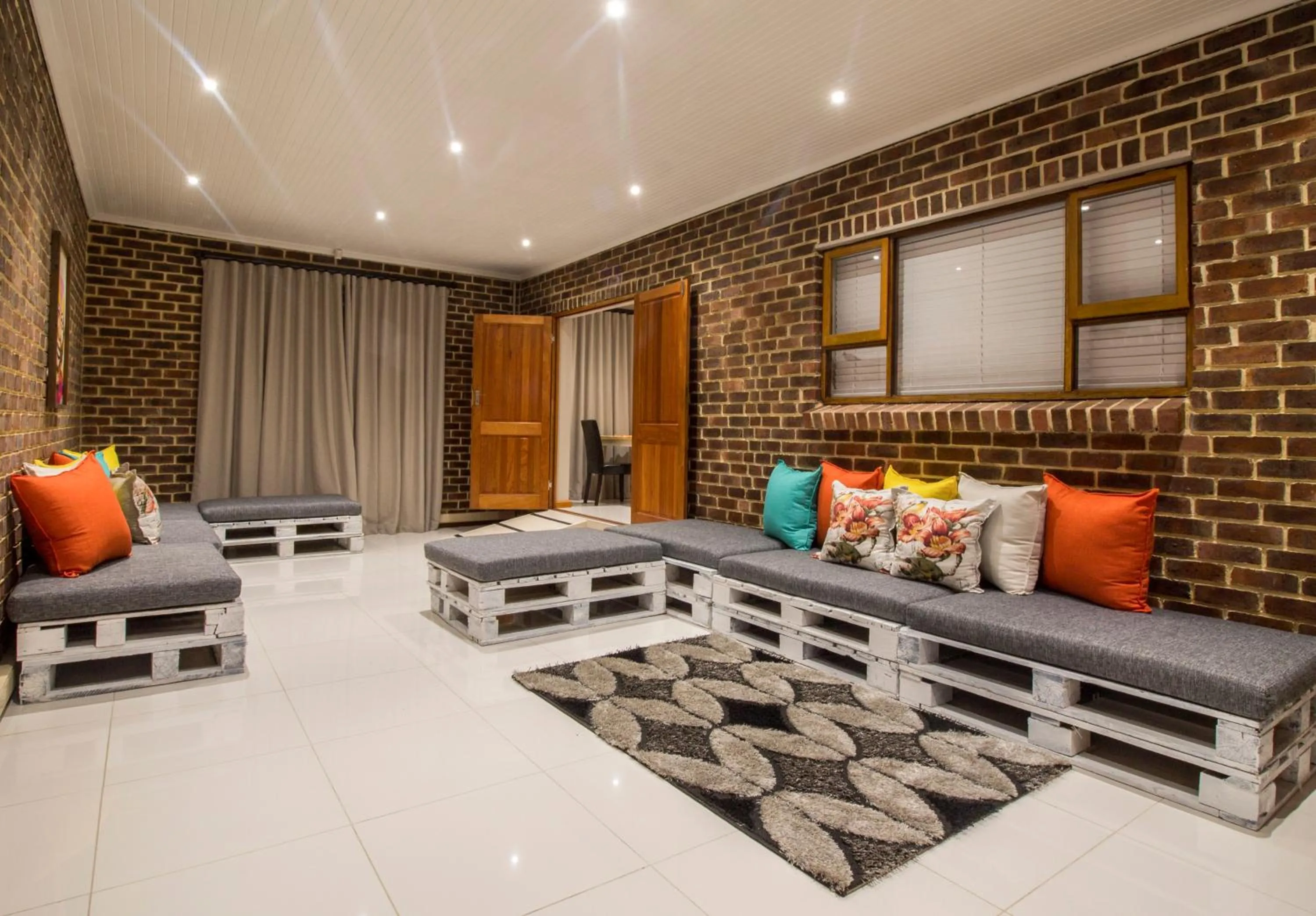 Communal lounge/ TV room in Tsitsikamma Manor