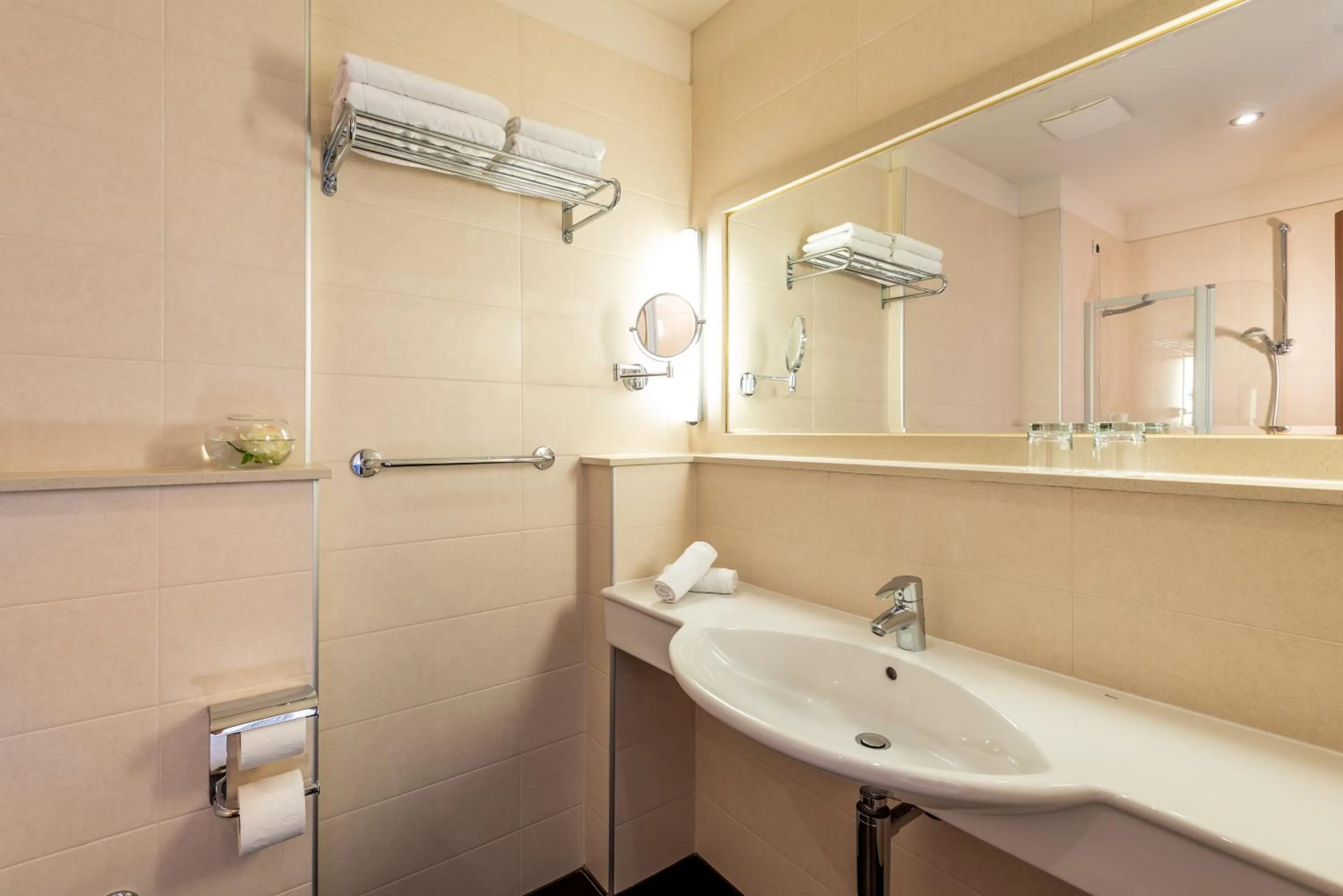 Shower in Hotel Plaža