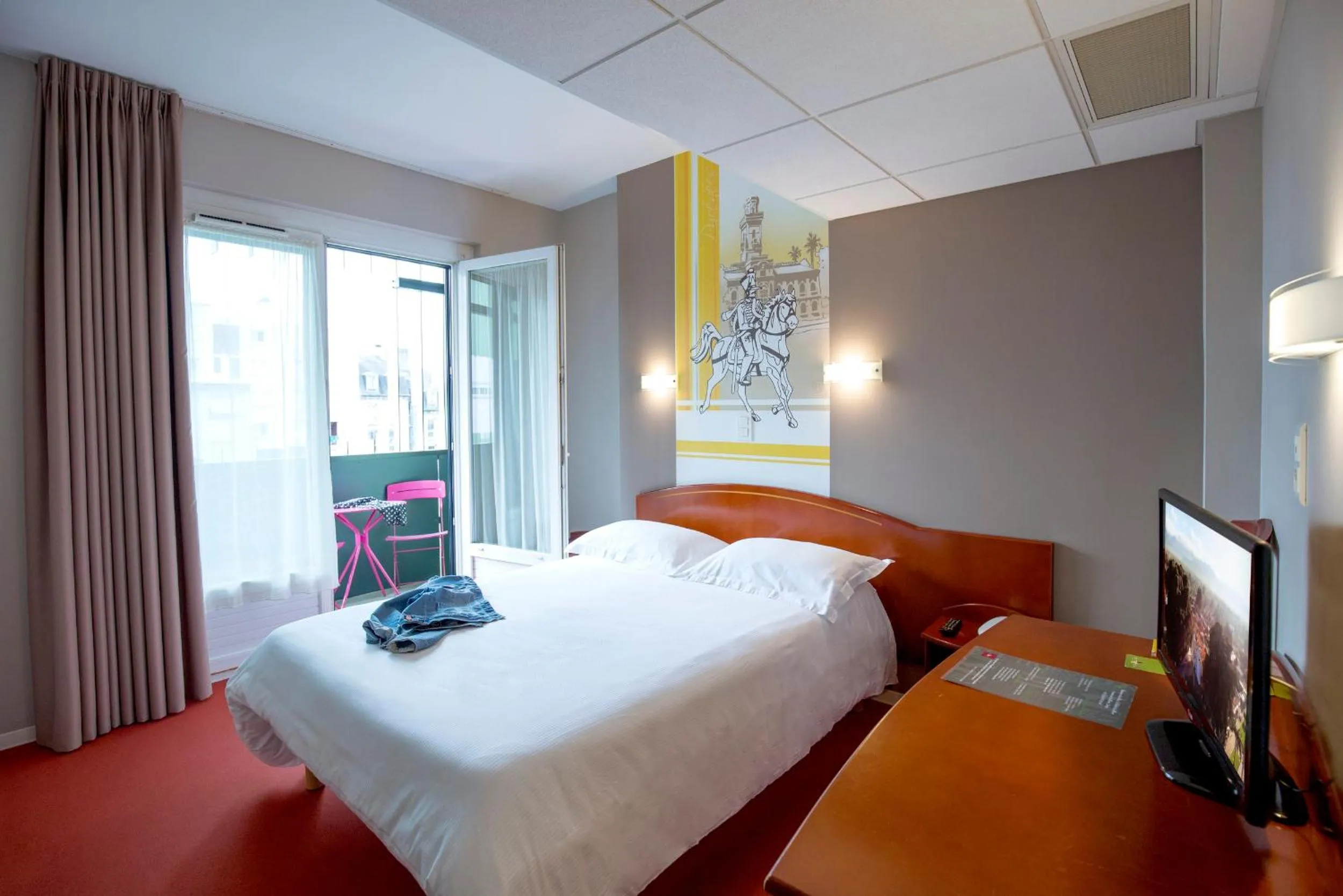 Balcony/Terrace, Bed in Cit'Hotel de la Marne