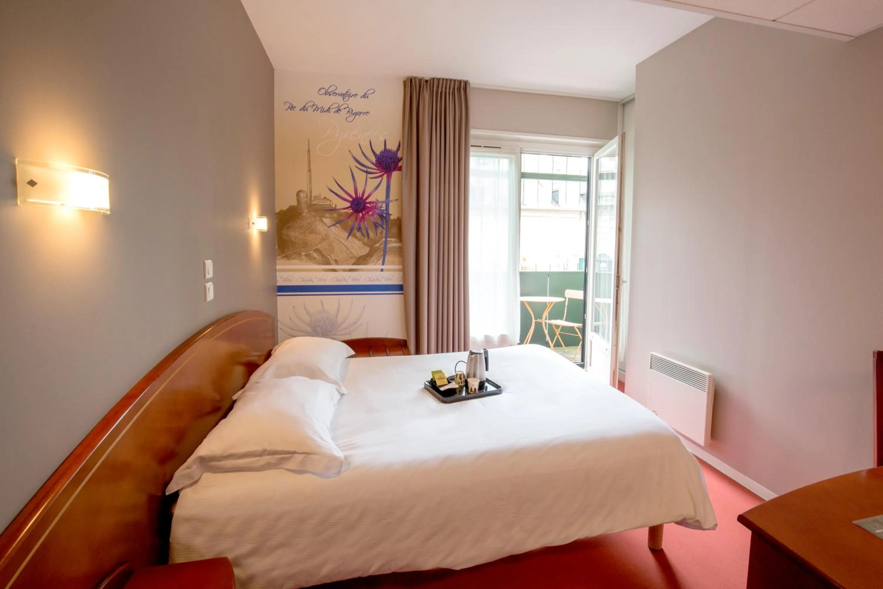 Balcony/Terrace, Bed in Cit'Hotel de la Marne