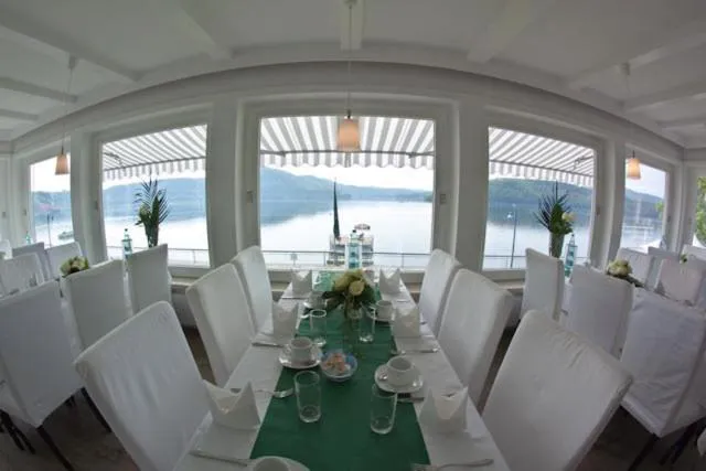 Restaurant/places to eat in Strandhaus Edersee Nr 12 - Kaminzimmer, Seeblick, Badestrand, Seeterrasse