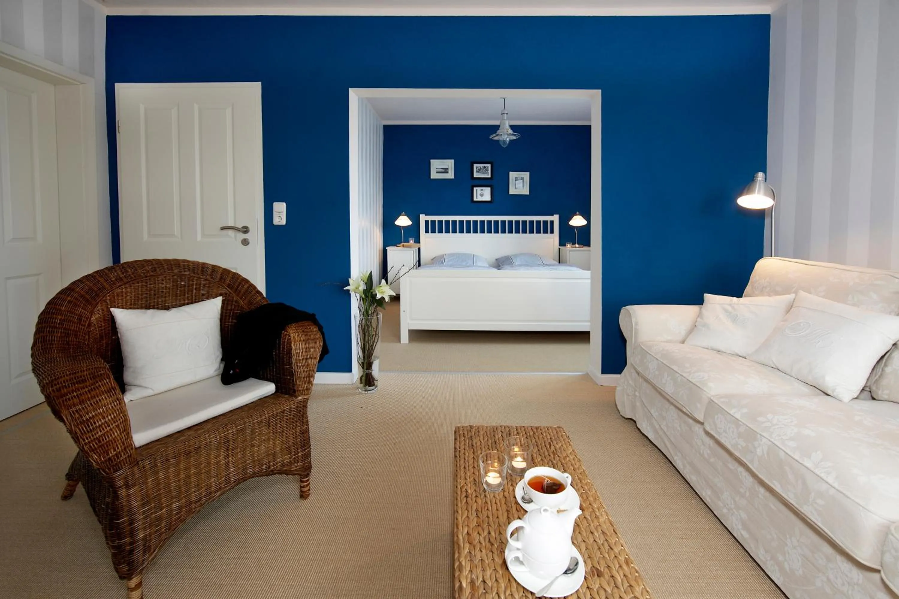 Photo of the whole room, Bed in Strandhaus Edersee Nr 12 - Kaminzimmer, Seeblick, Badestrand, Seeterrasse