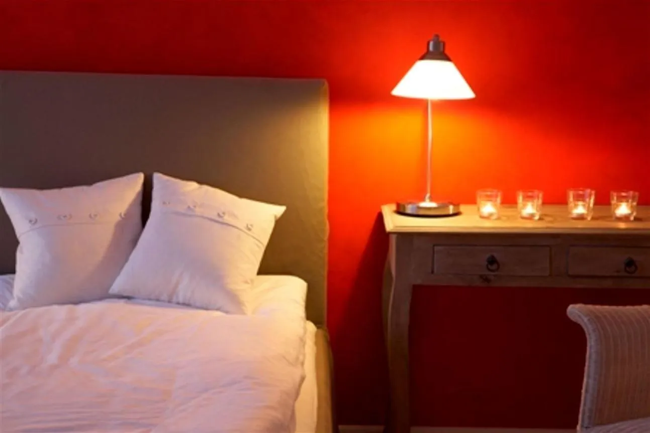 Photo of the whole room, Bed in Strandhaus Edersee Nr 12 - Kaminzimmer, Seeblick, Badestrand, Seeterrasse