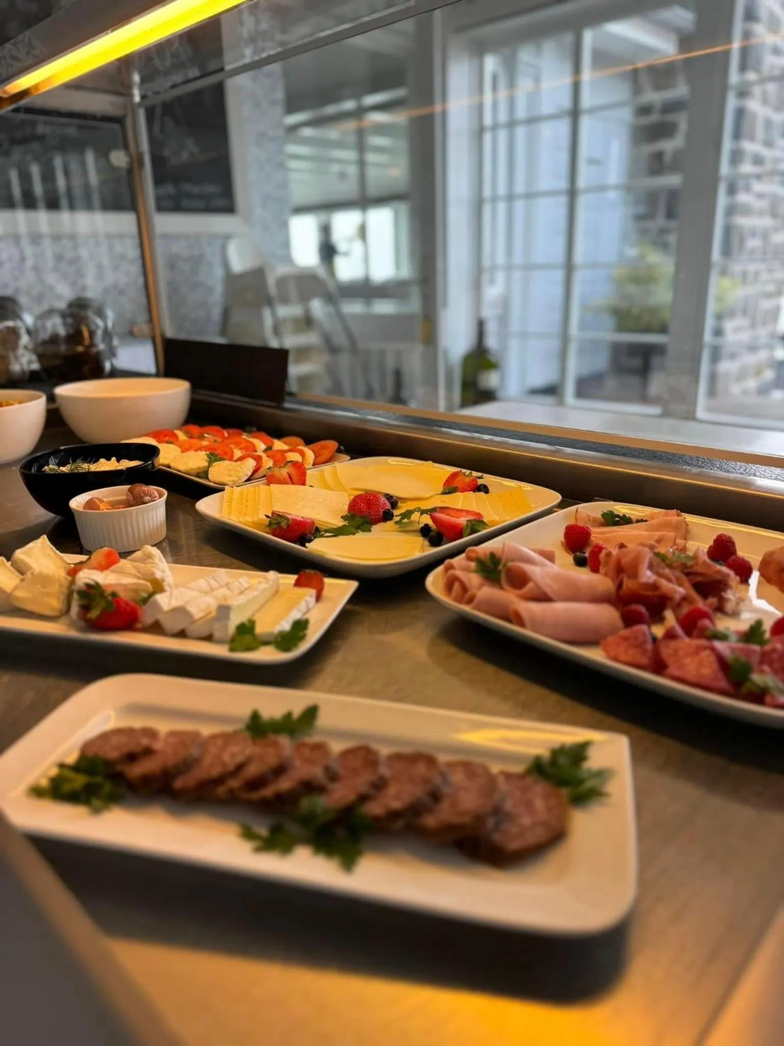 Breakfast in Strandhaus Edersee Nr 12 - Kaminzimmer, Seeblick, Badestrand, Seeterrasse