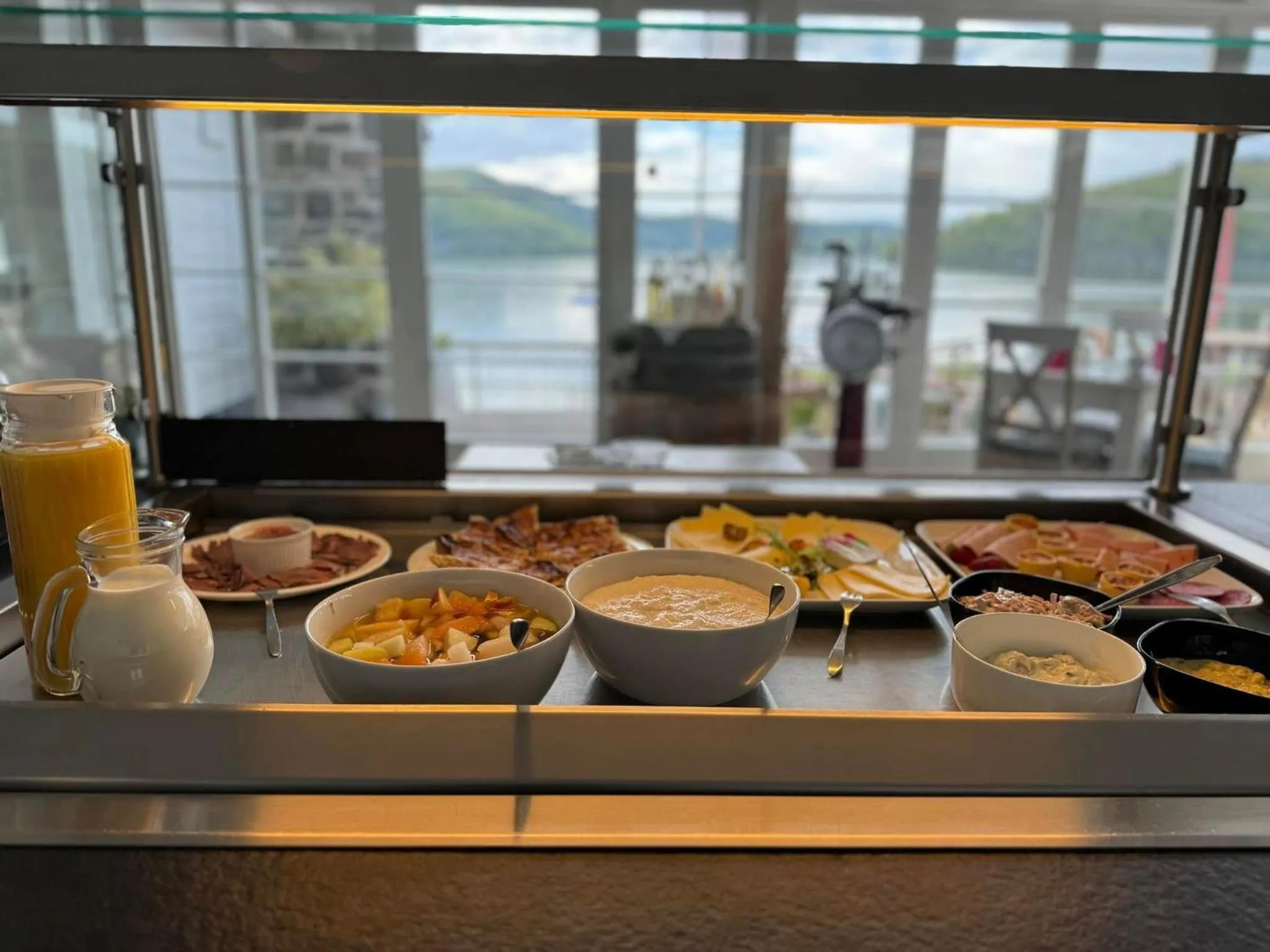 Breakfast in Strandhaus Edersee Nr 12 - Kaminzimmer, Seeblick, Badestrand, Seeterrasse