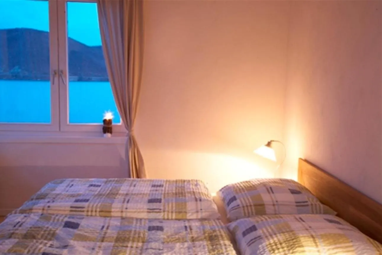 Photo of the whole room, Bed in Strandhaus Edersee Nr 12 - Kaminzimmer, Seeblick, Badestrand, Seeterrasse