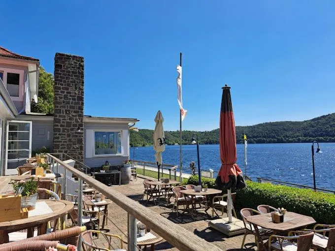 Restaurant/places to eat in Strandhaus Edersee Nr 12 - Kaminzimmer, Seeblick, Badestrand, Seeterrasse