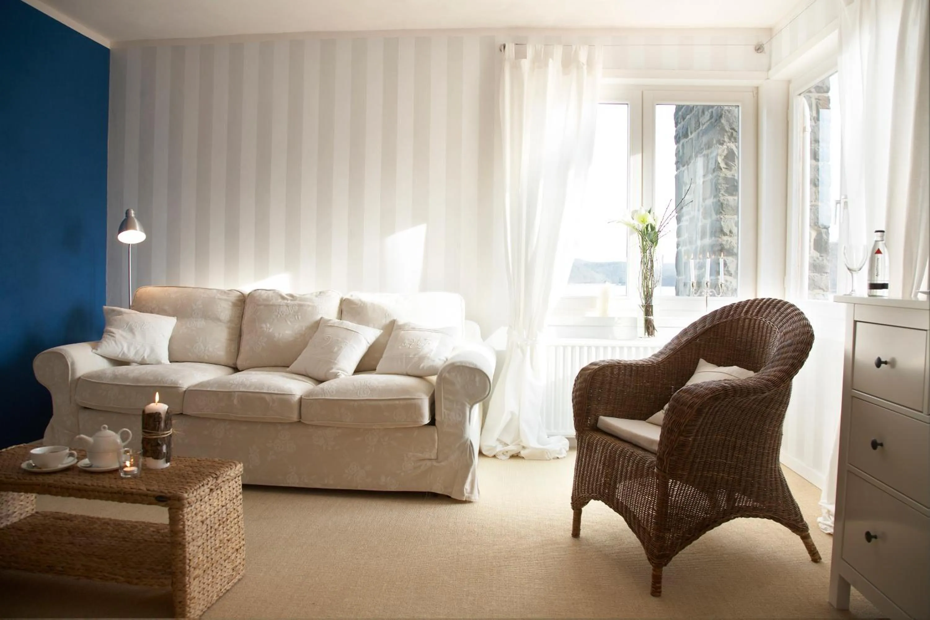 Photo of the whole room in Strandhaus Edersee Nr 12 - Kaminzimmer, Seeblick, Badestrand, Seeterrasse