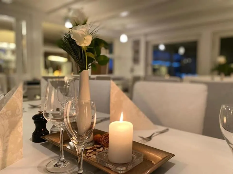 Restaurant/places to eat in Strandhaus Edersee Nr 12 - Kaminzimmer, Seeblick, Badestrand, Seeterrasse