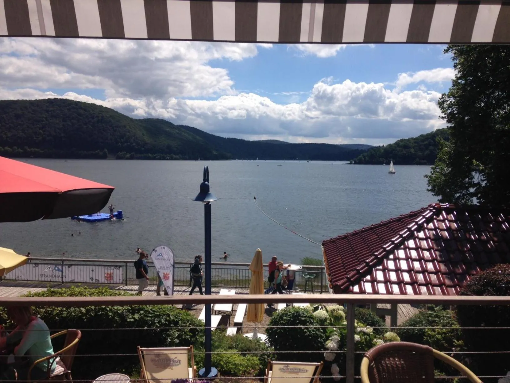 Garden in Strandhaus Edersee Nr 12 - Kaminzimmer, Seeblick, Badestrand, Seeterrasse