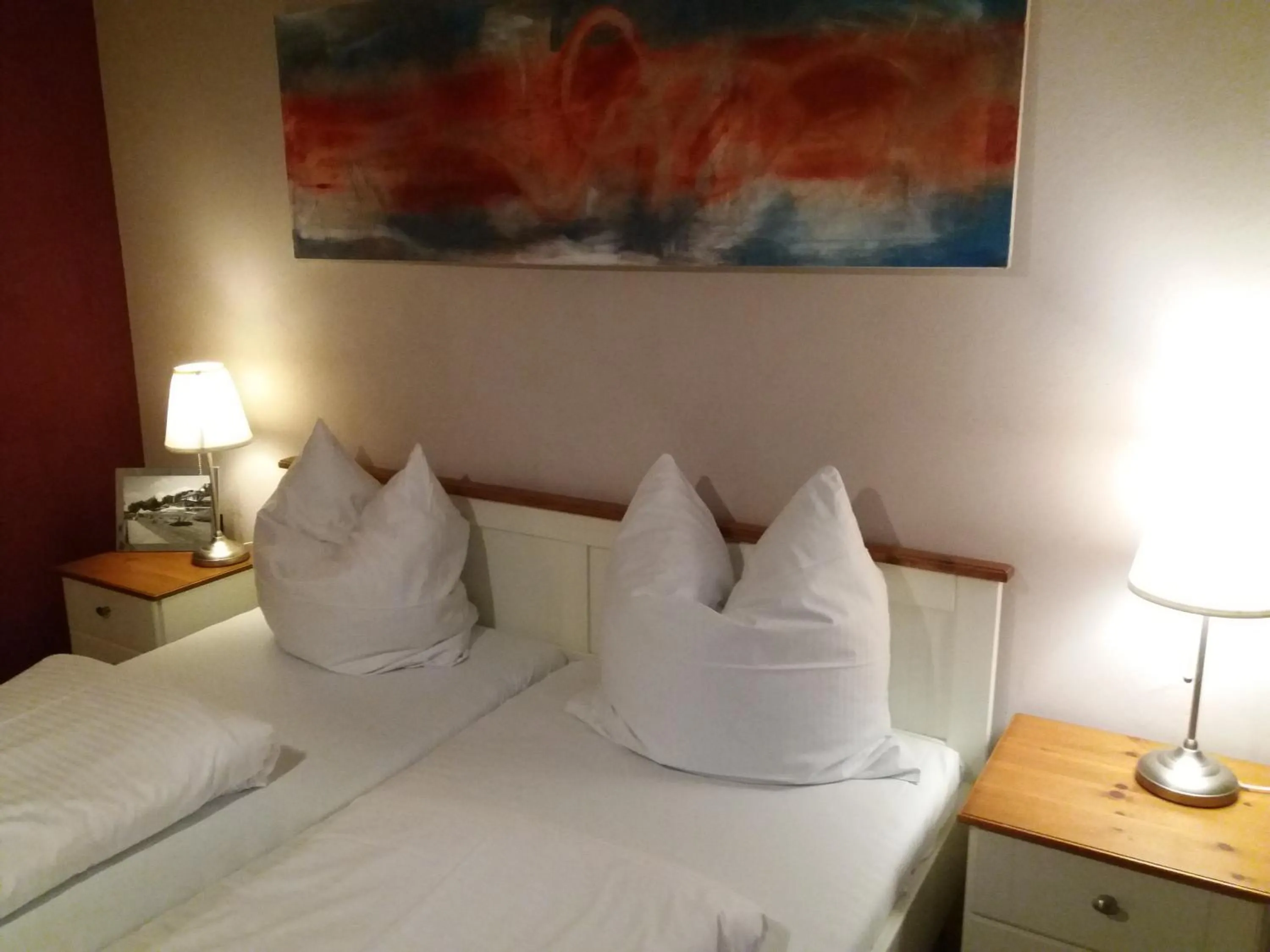 Photo of the whole room, Bed in Strandhaus Edersee Nr 12 - Kaminzimmer, Seeblick, Badestrand, Seeterrasse