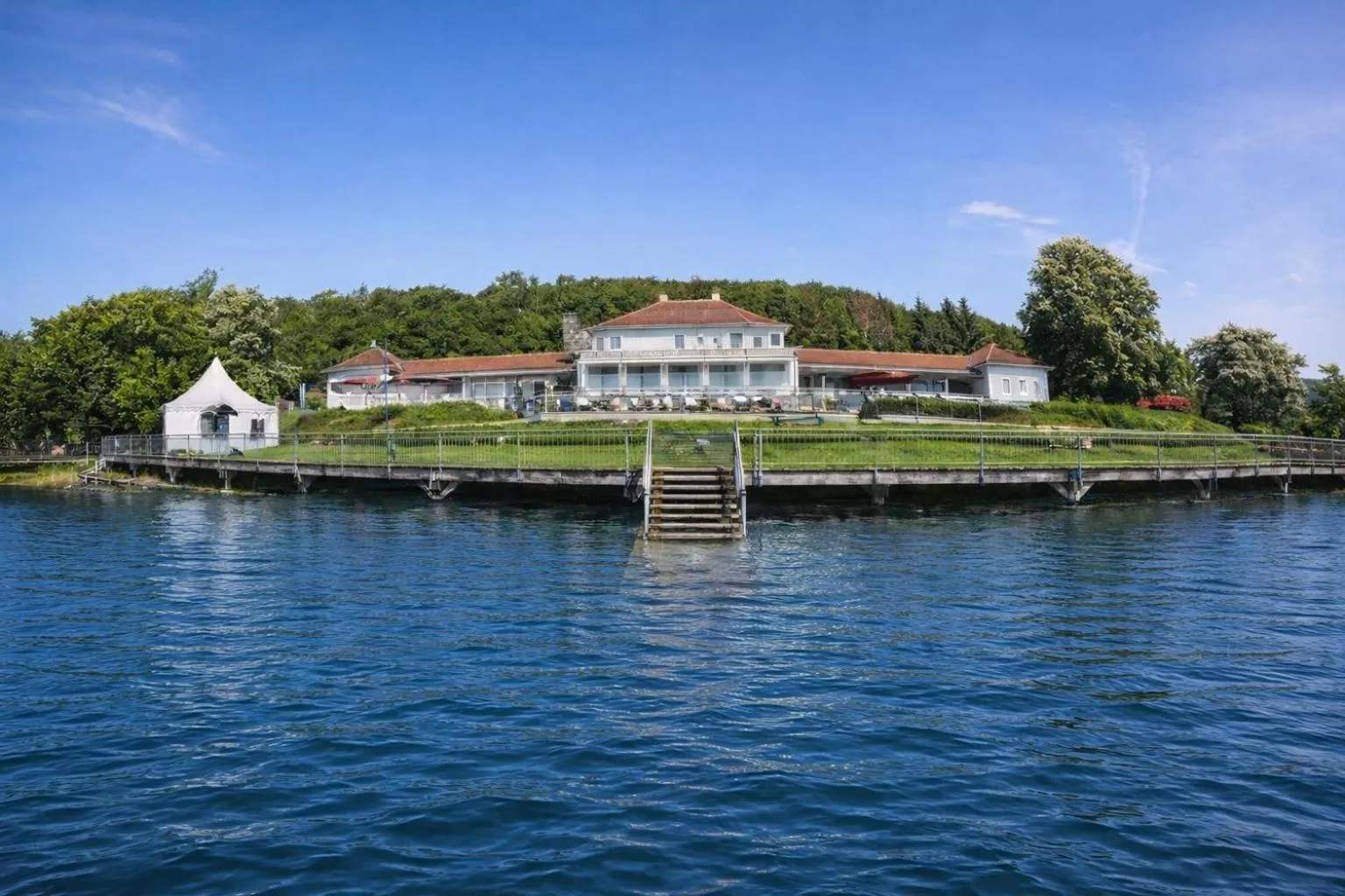 Property building in Strandhaus Edersee - Kaminzimmer, Seeblick, Badestrand, Seeterrasse