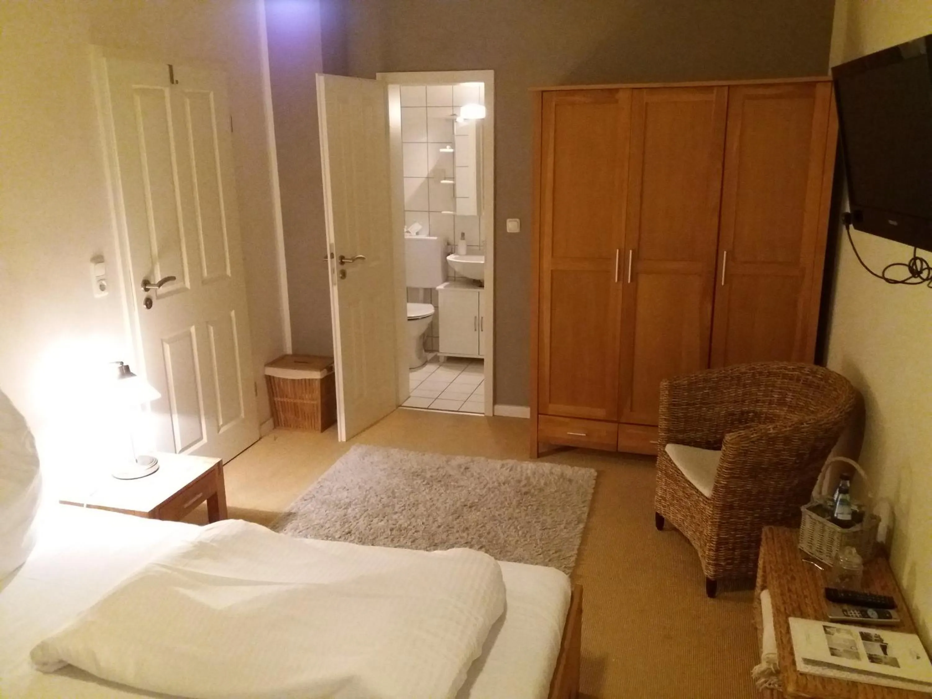 Photo of the whole room, Bed in Strandhaus Edersee Nr 12 - Kaminzimmer, Seeblick, Badestrand, Seeterrasse