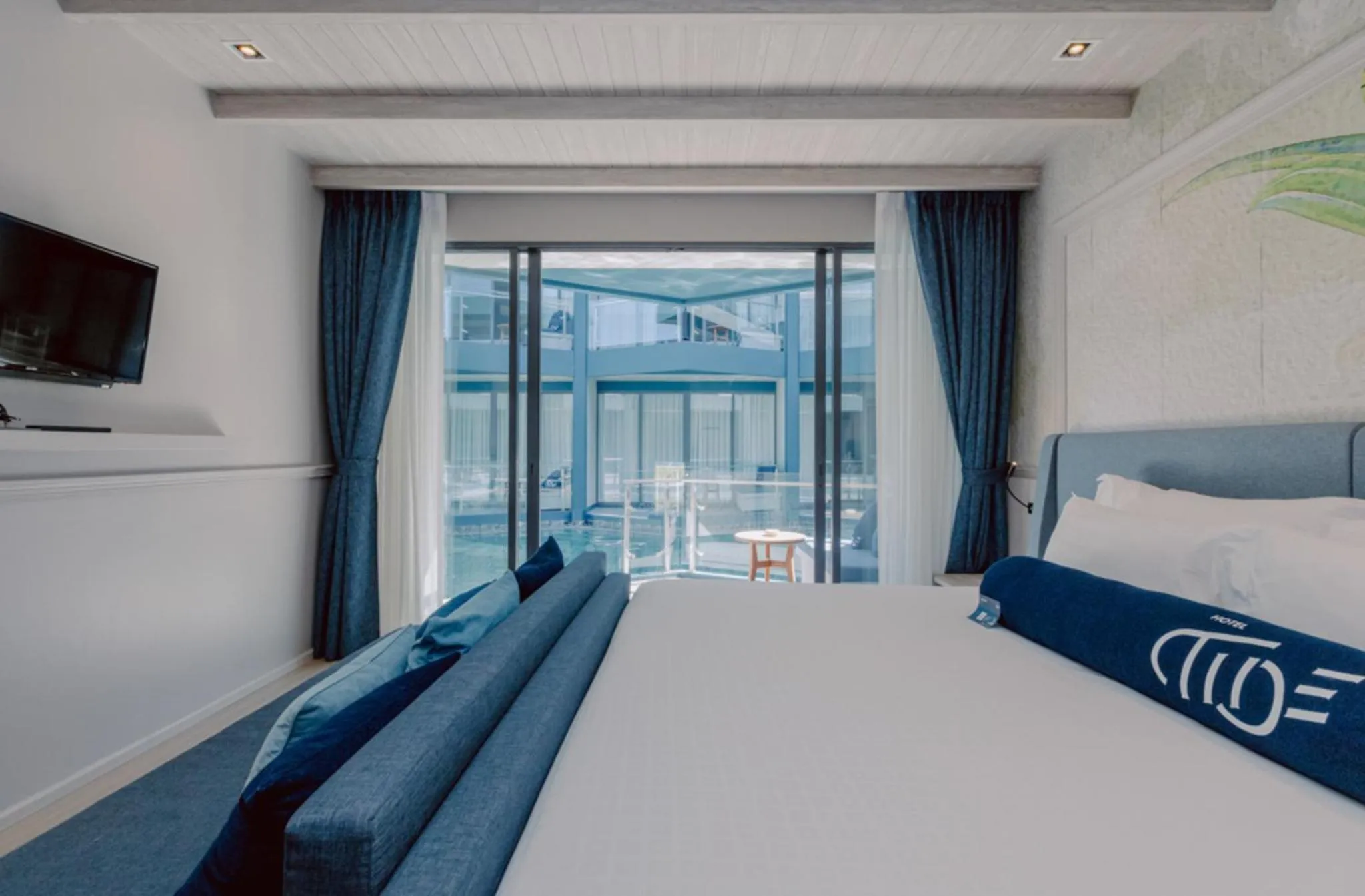 Bed in Hotel Tide Phuket Beachfront