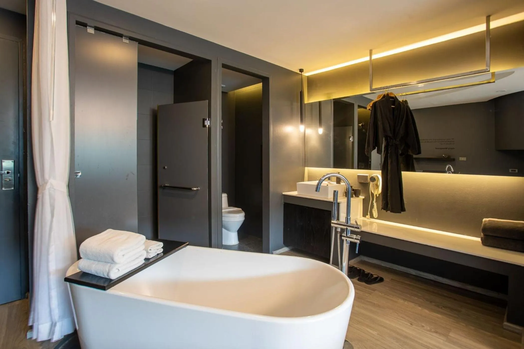 Bathroom, Bed in Hotel Tide Phuket Beachfront