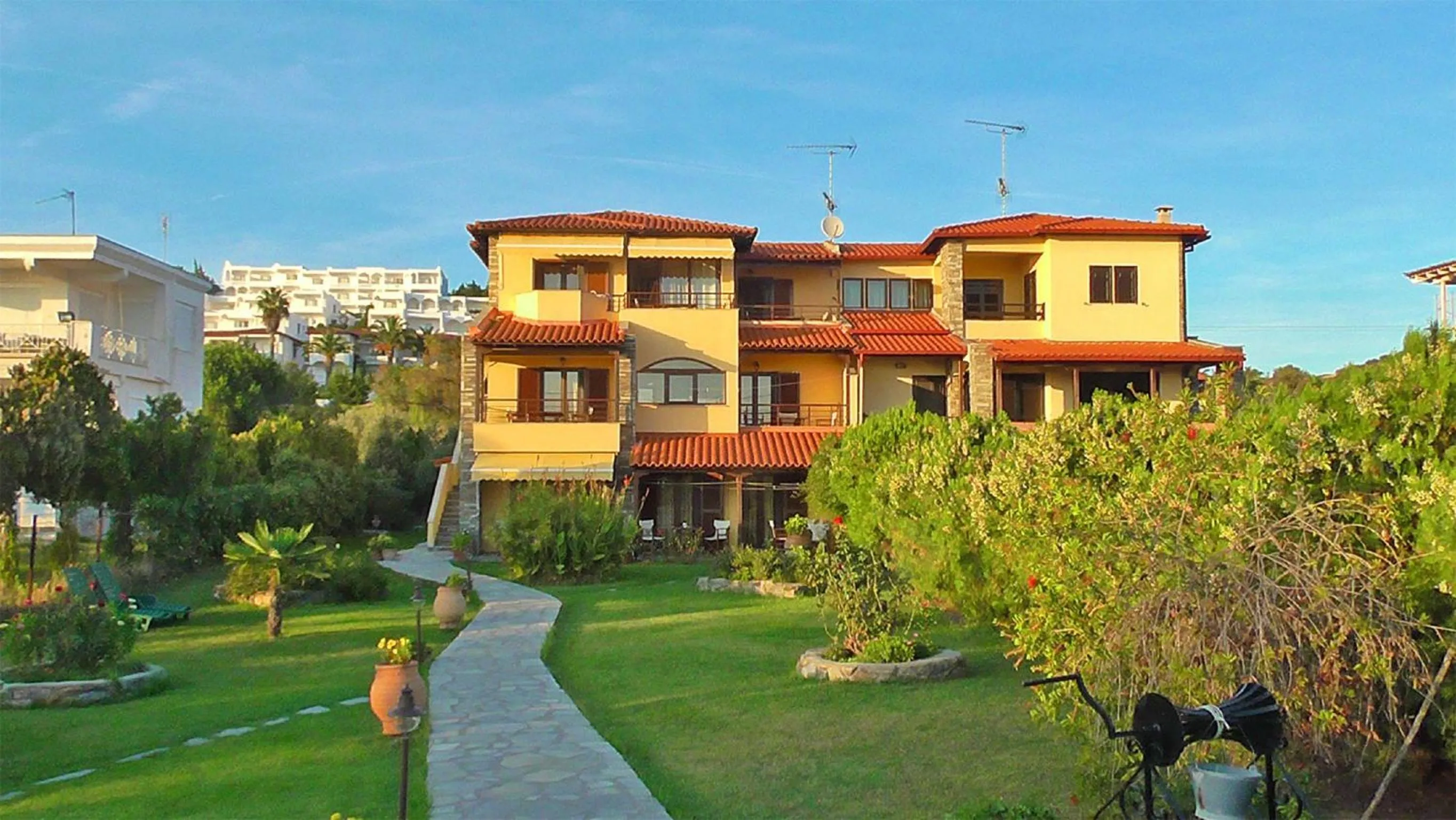 Facade/entrance in Studios Tripiti