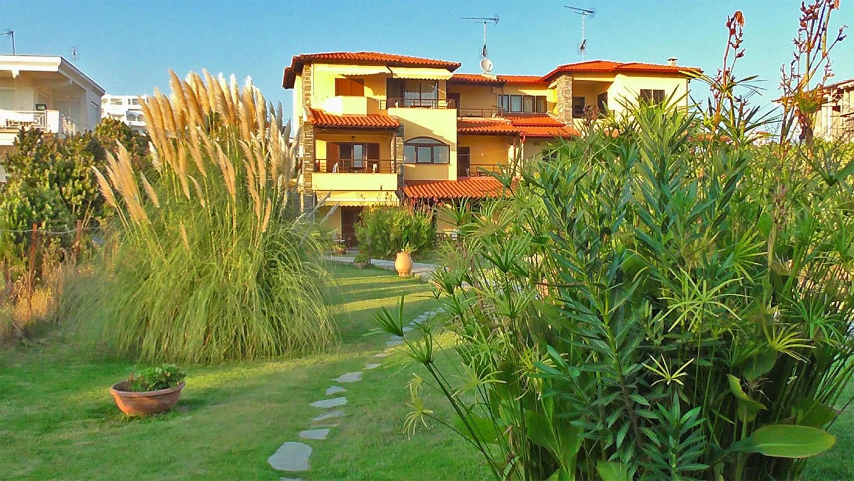 Facade/entrance in Studios Tripiti