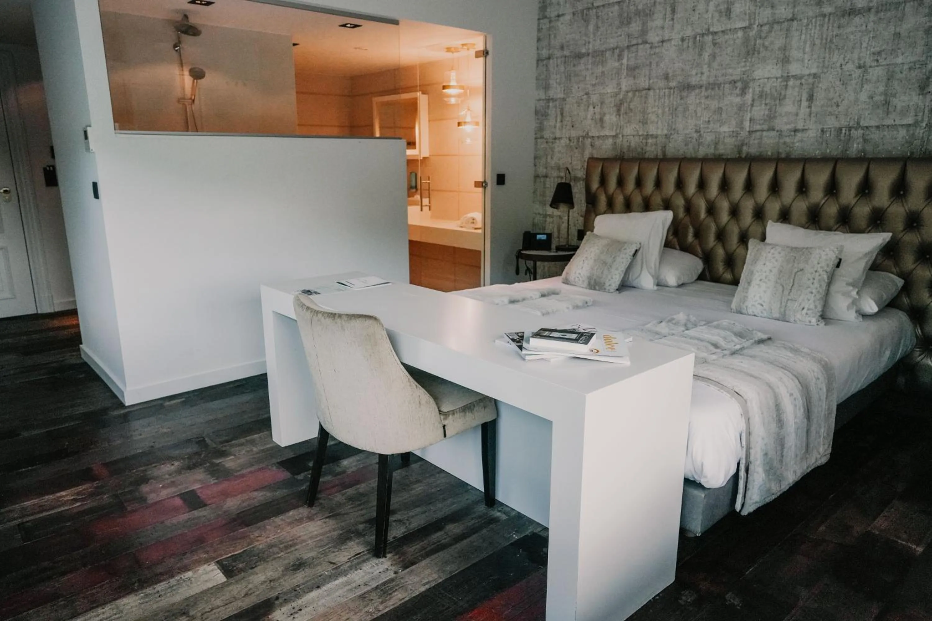 Bathroom, Bed in Hotel Sanglier