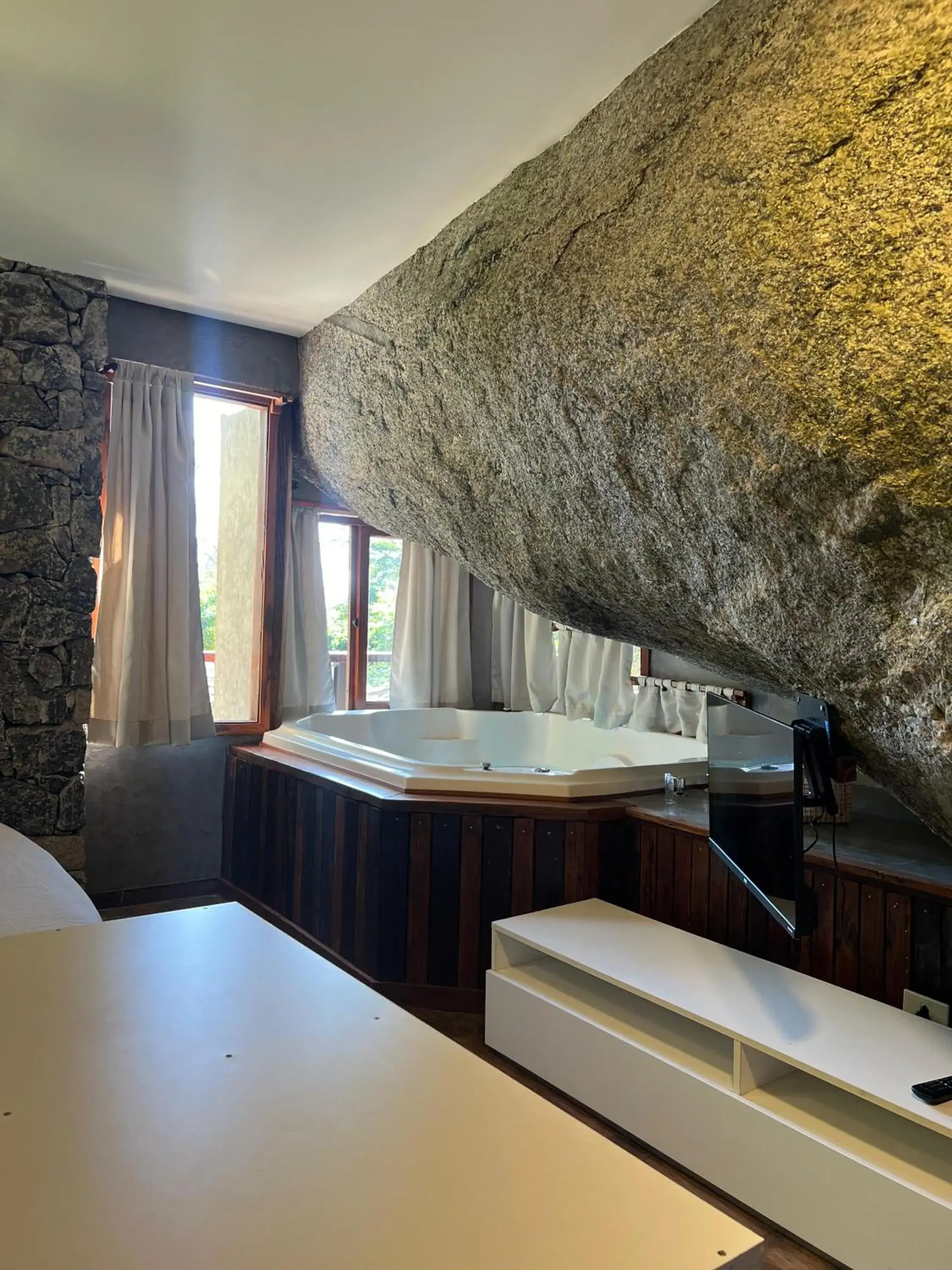 Photo of the whole room in Yannai Chalé Praia Photo of the whole room in Yannai Chalé Praia