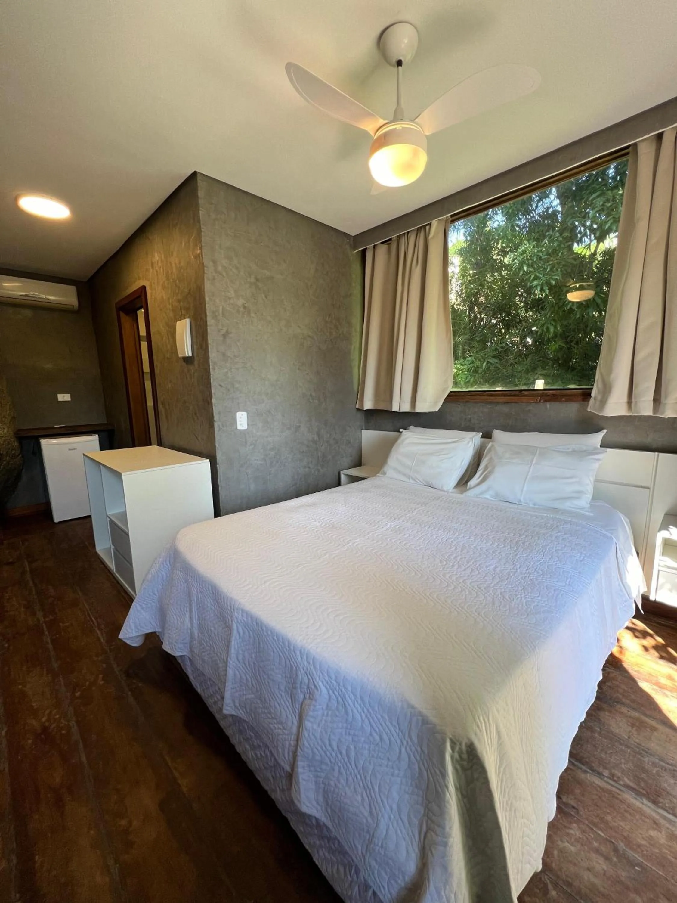 Photo of the whole room, Bed in Yannai Chalé Praia