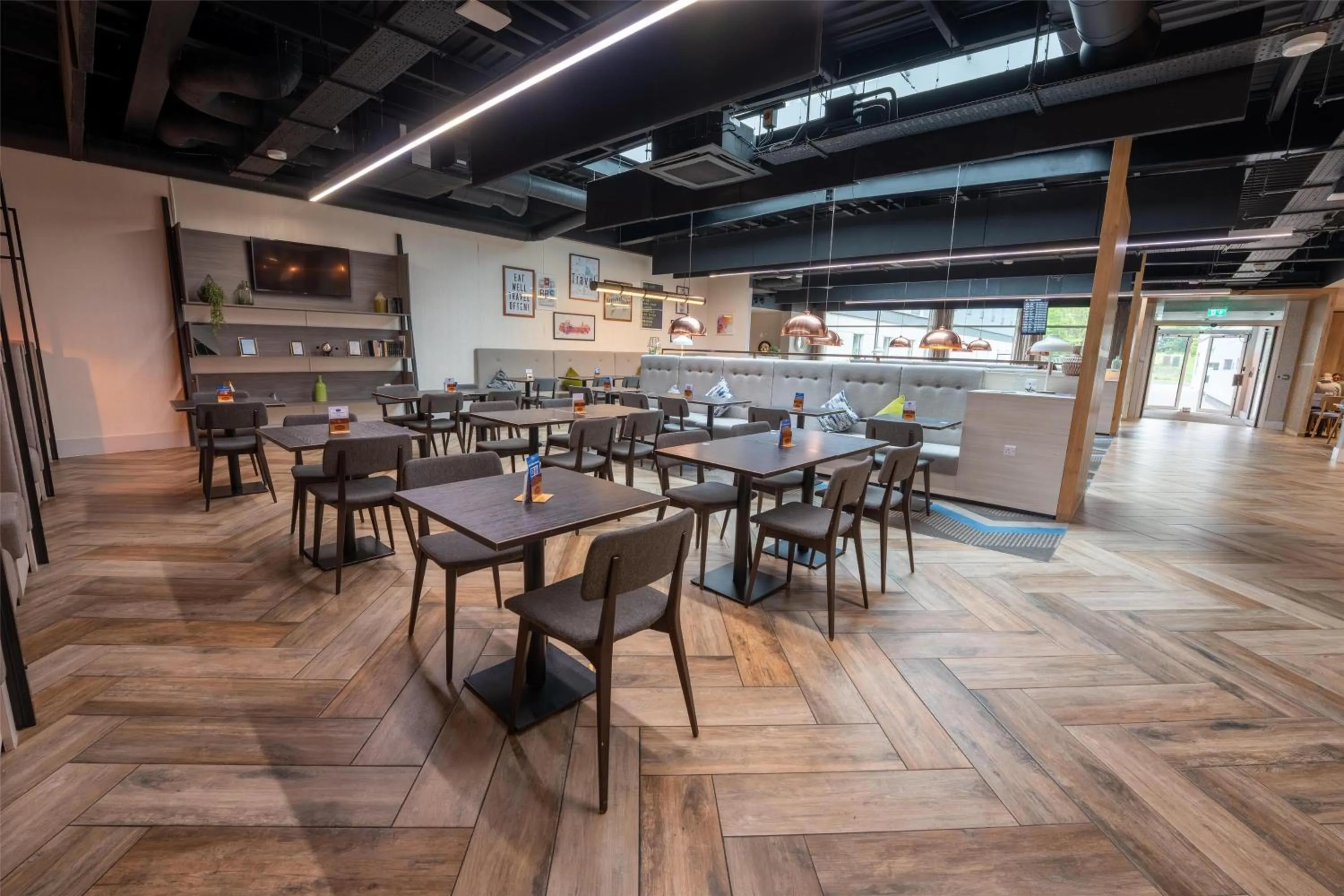 Lobby or reception in Hampton By Hilton Bristol Airport