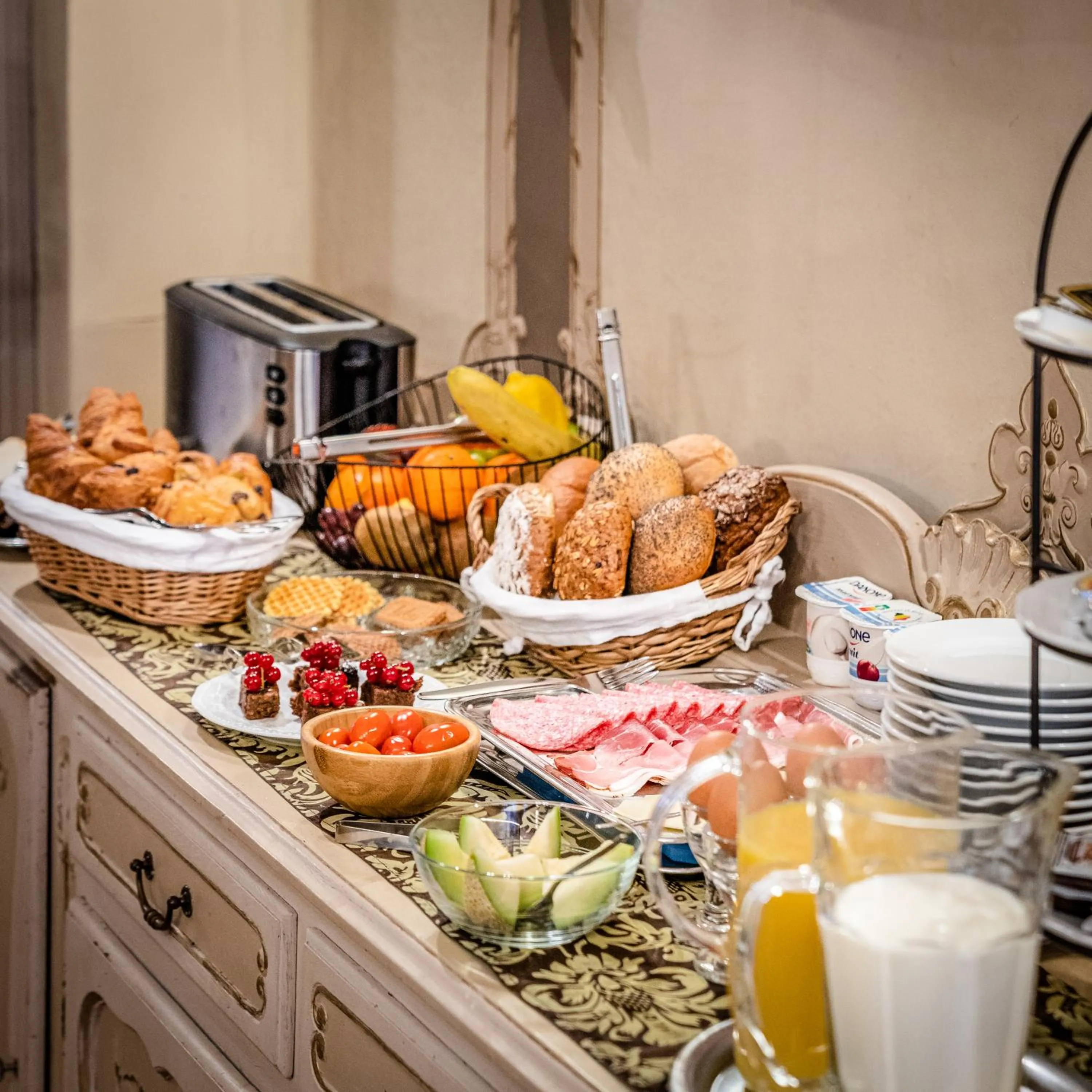 Food and drinks in Hotel Van Eyck