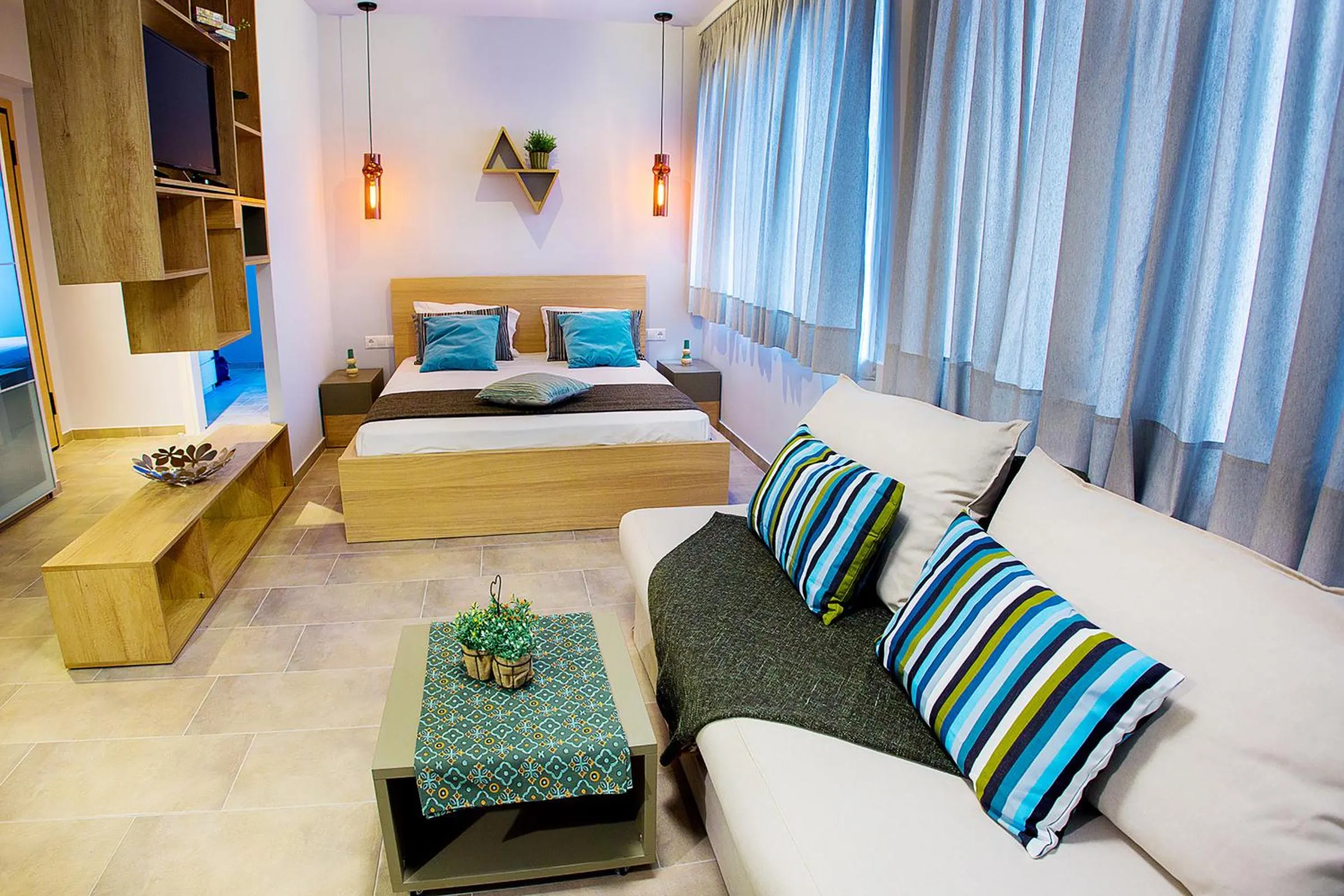 Living room, Bed in Emerald Suite