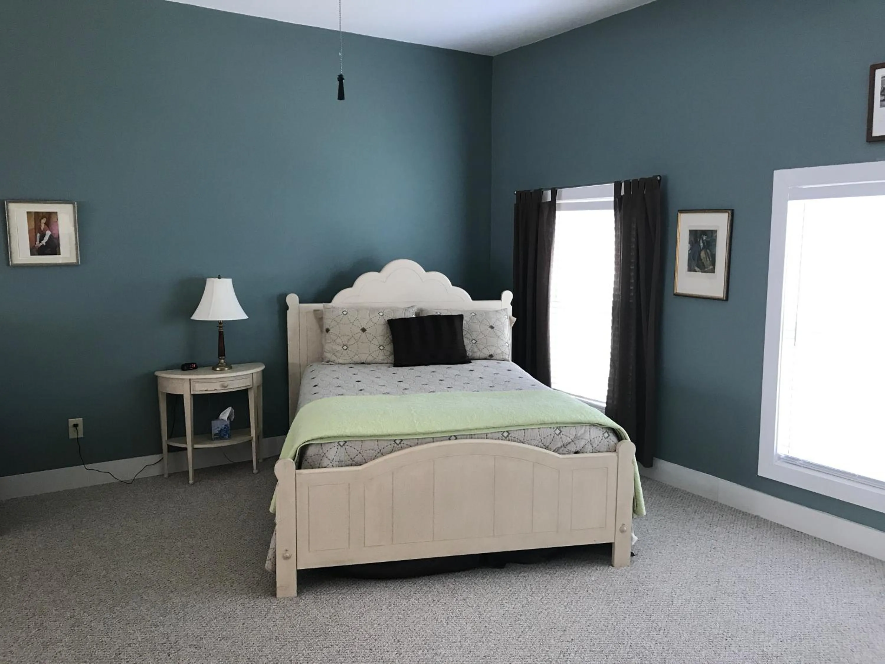 Bed in Full Circle Farm Inn