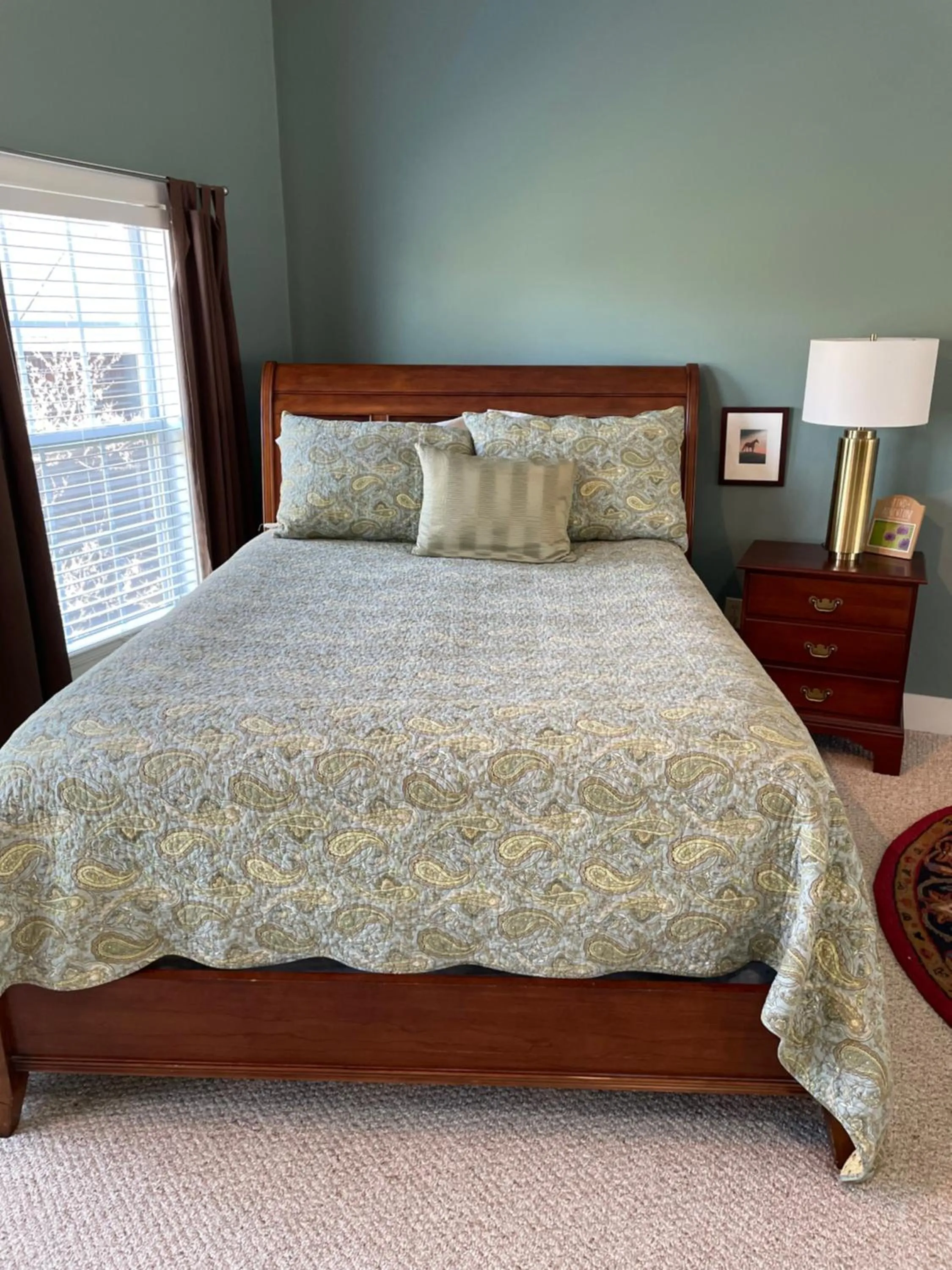 Bed in Full Circle Farm Inn