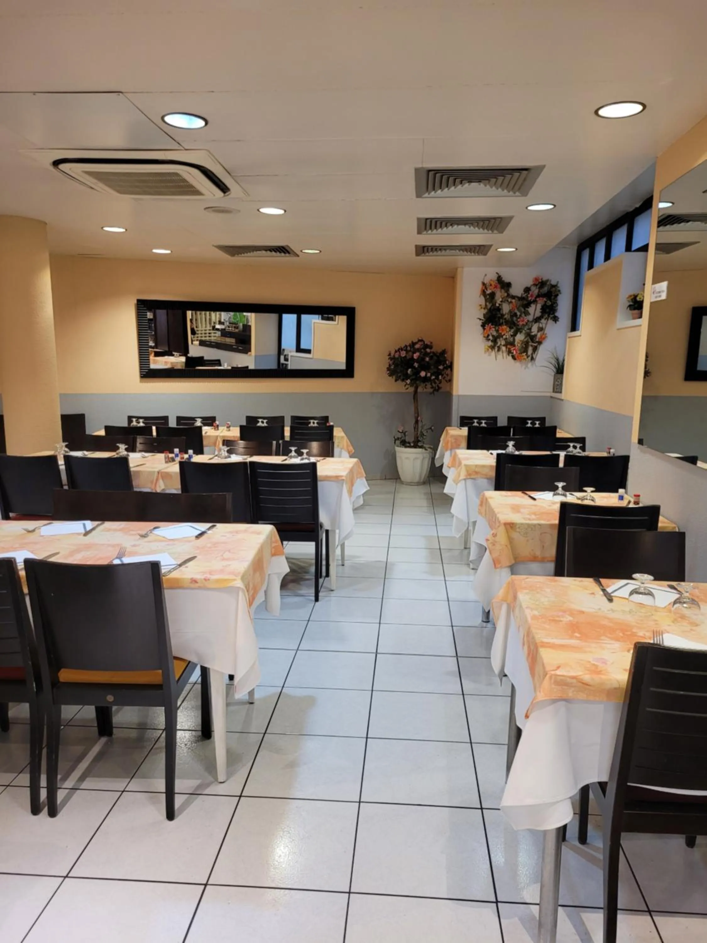 Restaurant/places to eat in Hôtel de Paris