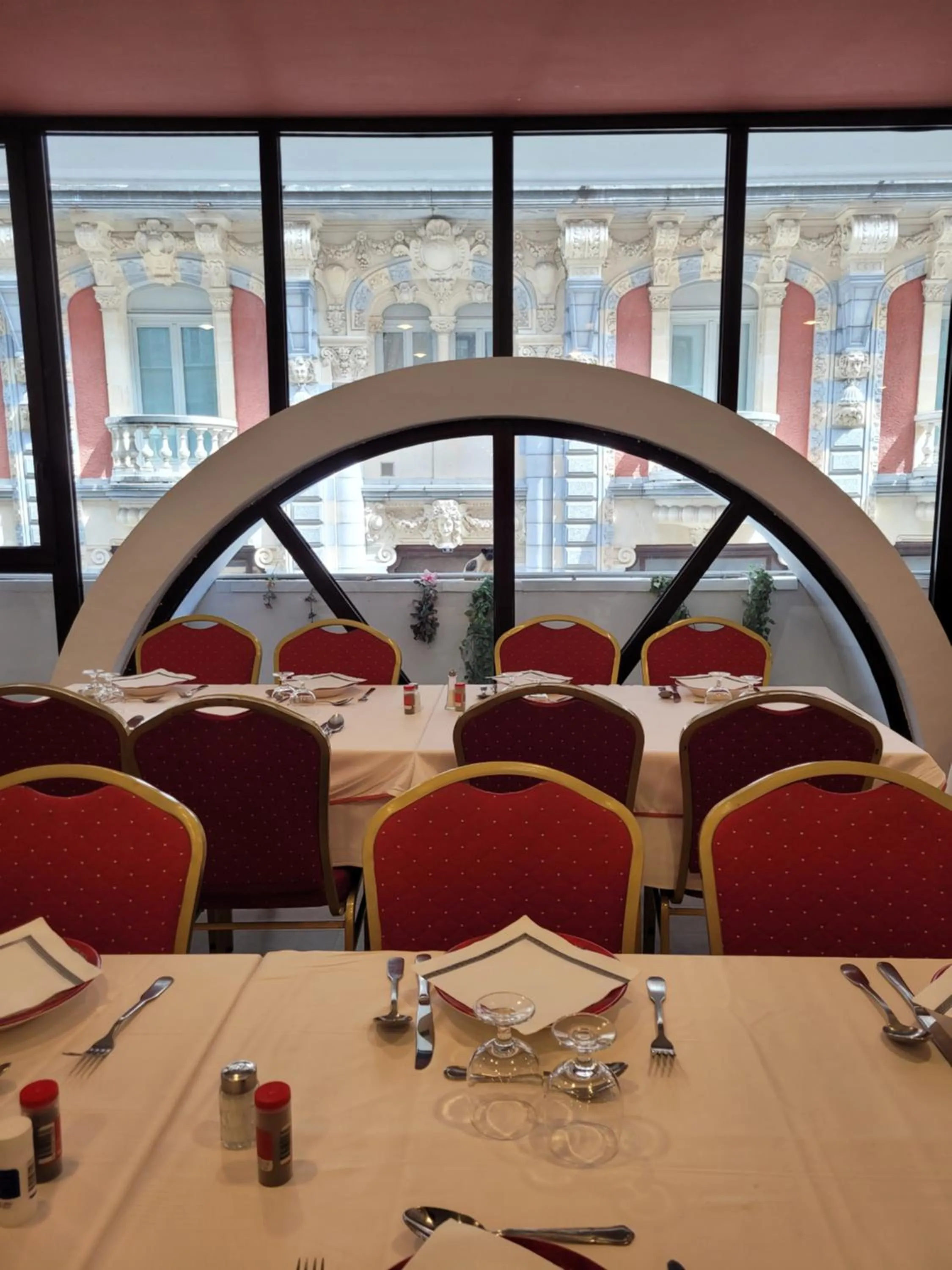 Restaurant/places to eat in Hôtel de Paris