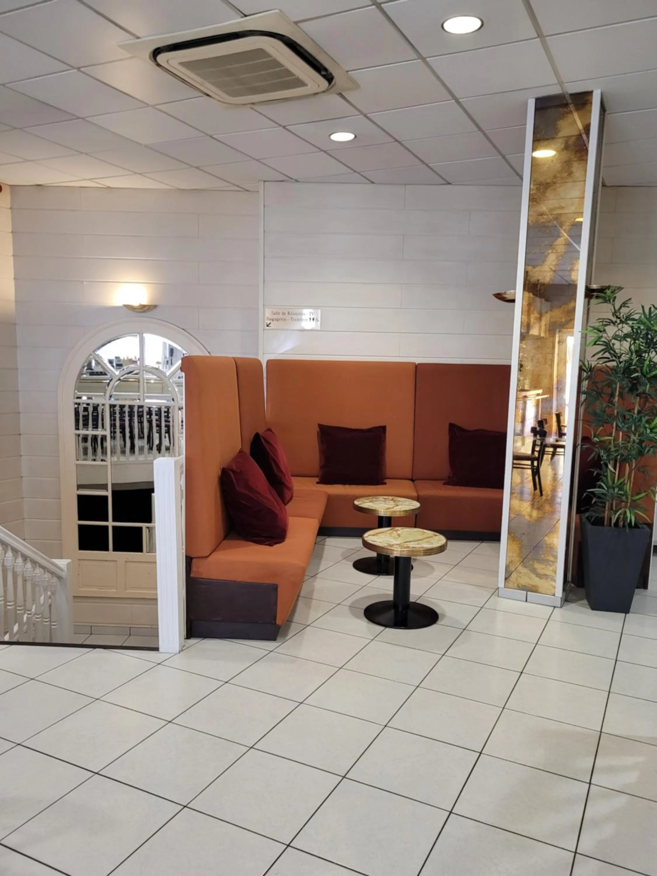 Lounge or bar in Hôtel de Paris